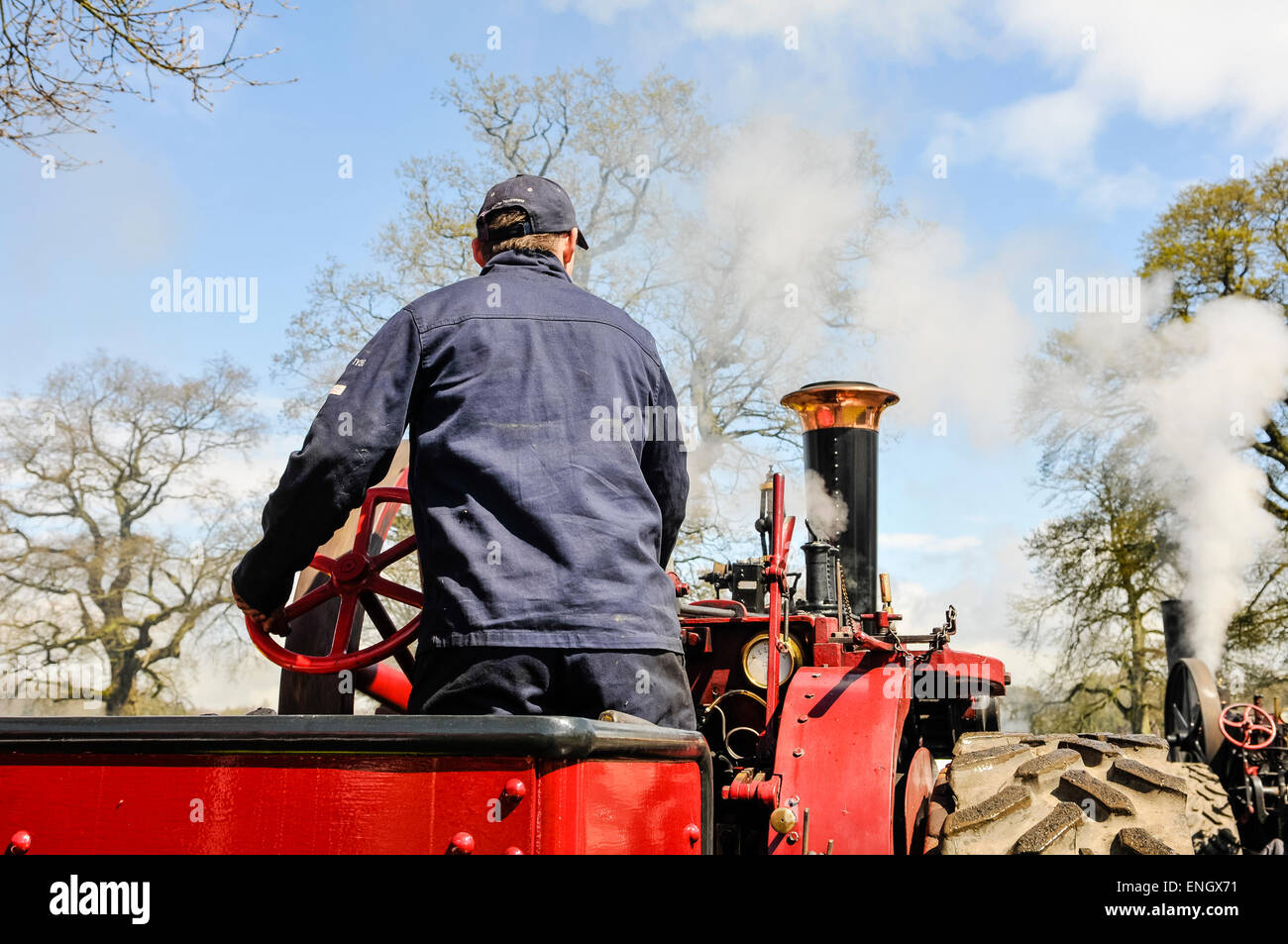 L'homme entraîne un moteur de traction à vapeur une juste Banque D'Images