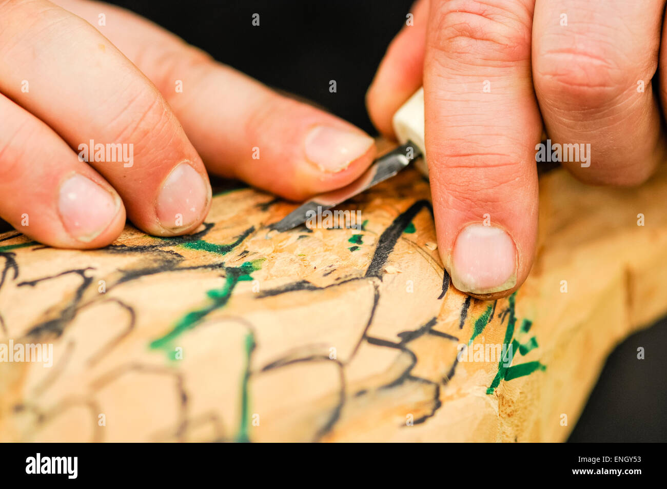 Un homme utilise un petit ciseau pour découper un canard en bois Banque D'Images