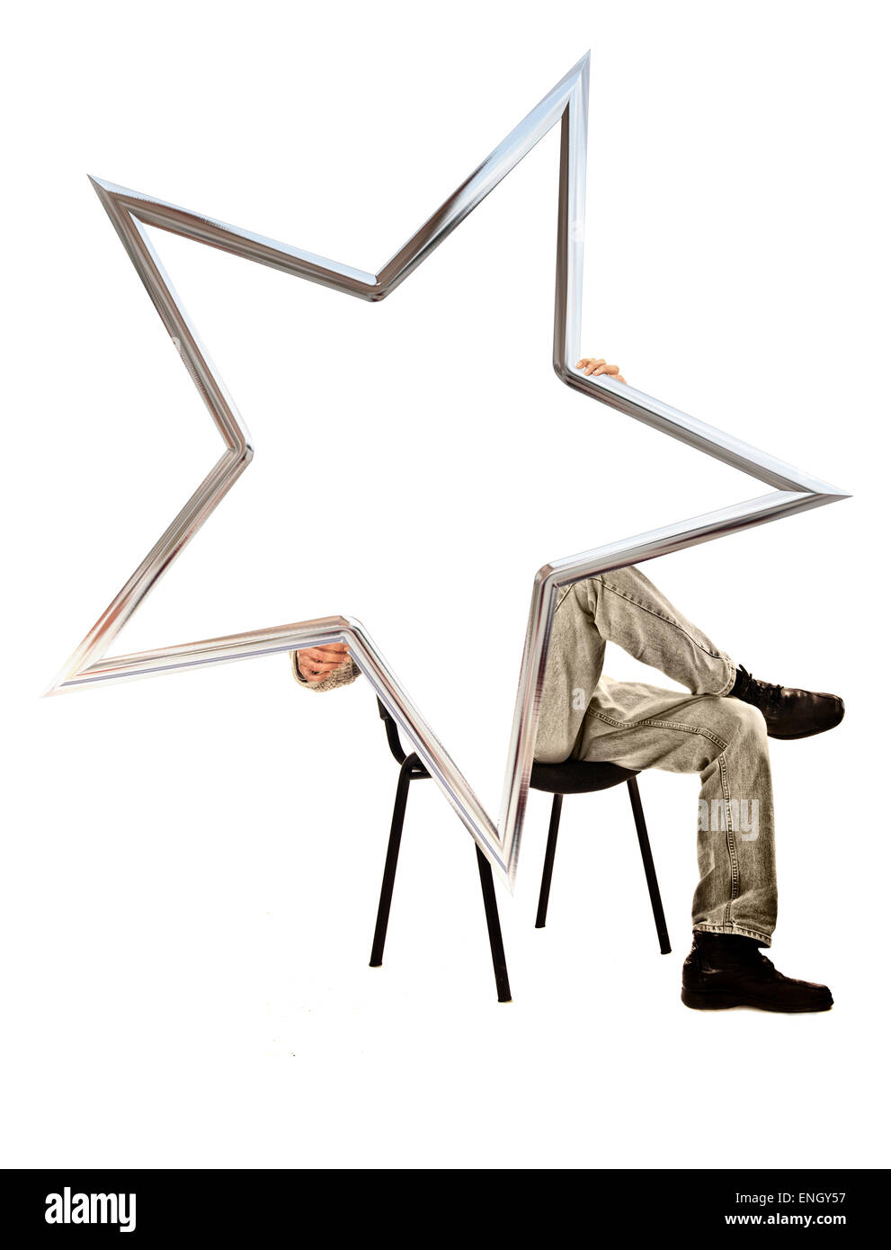 Homme assis sur une chaise et tenant une étoile à cinq branches sur fond blanc Banque D'Images