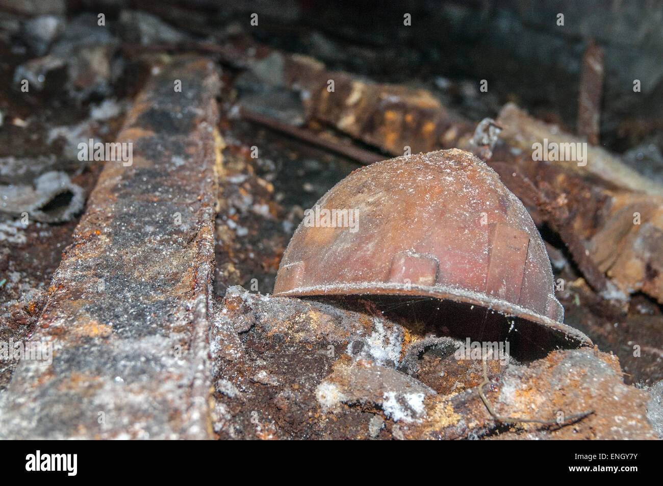 Ancien casque de mineur dans une mine abandonnée Photo Stock - Alamy