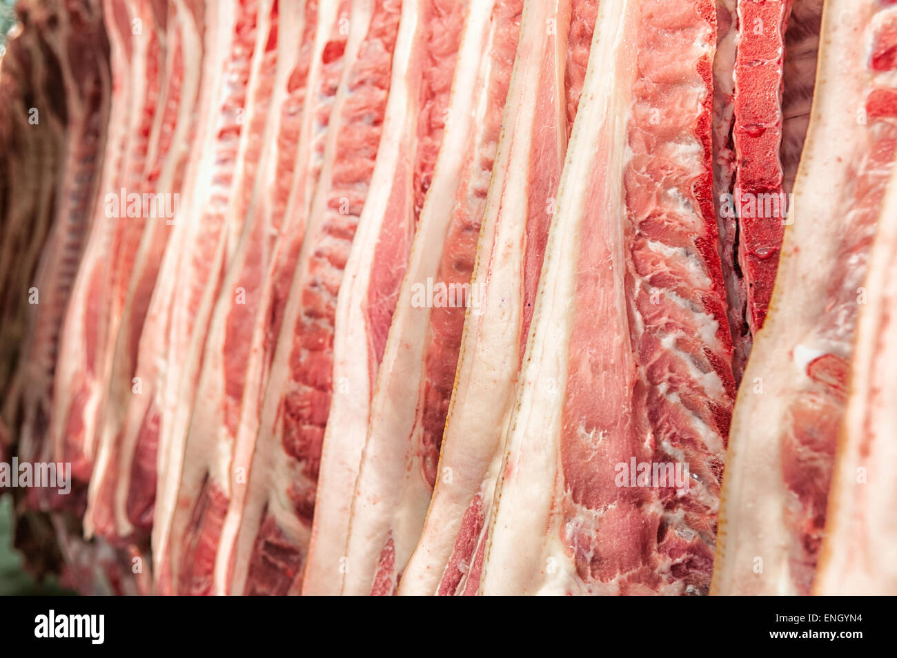 La viande fraîche de porcs dans une usine de coupe à froid Banque D'Images
