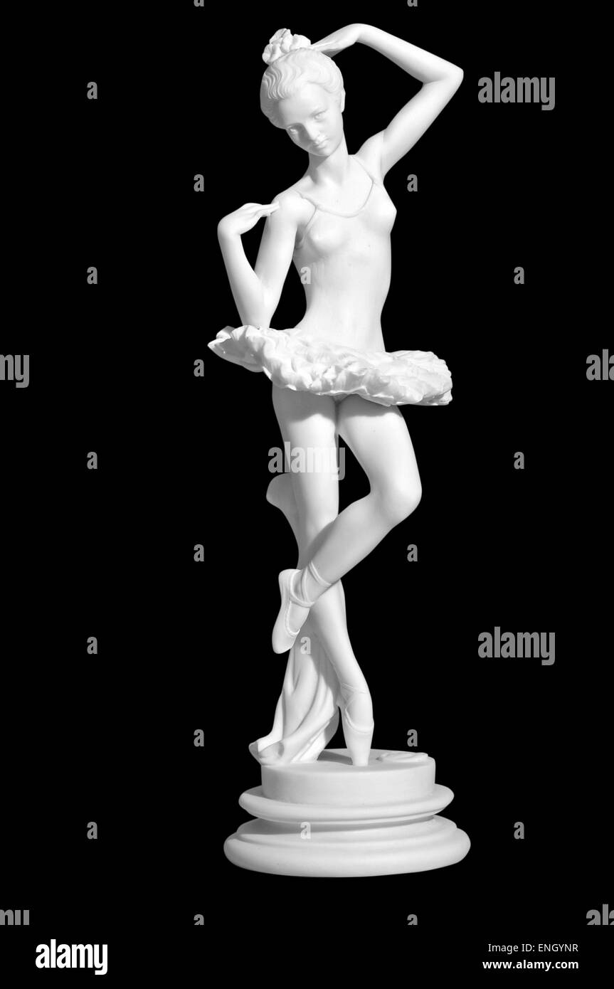 Figurine antique de la ballerine de danse. Isolé sur fond noir. Banque D'Images