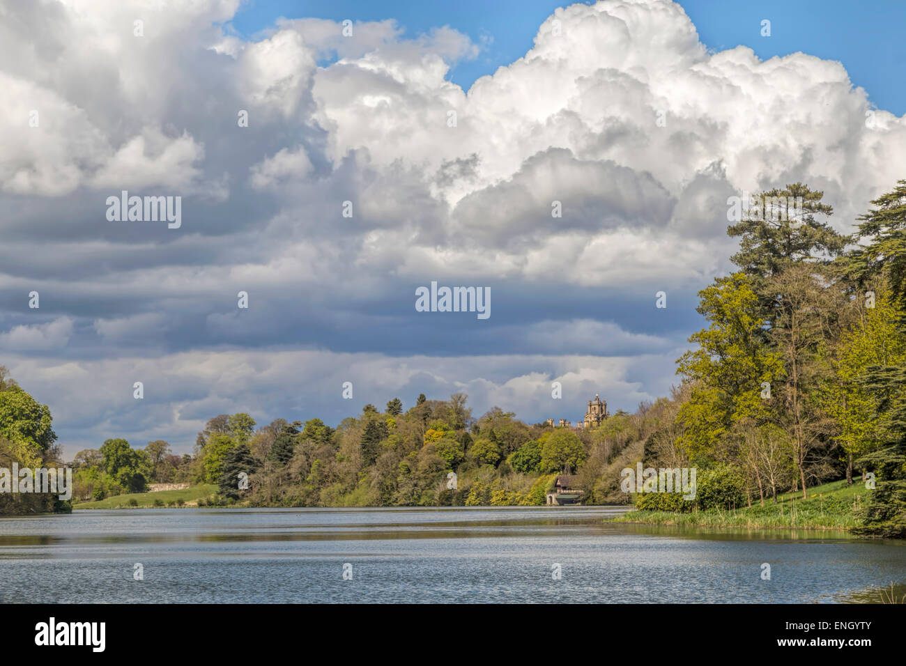 Vue panoramique sur le lac, dans le magnifique paysage du parc, qui entoure le Palais de Blenheim, Woodstock, Oxfordshire, England, UK. Banque D'Images