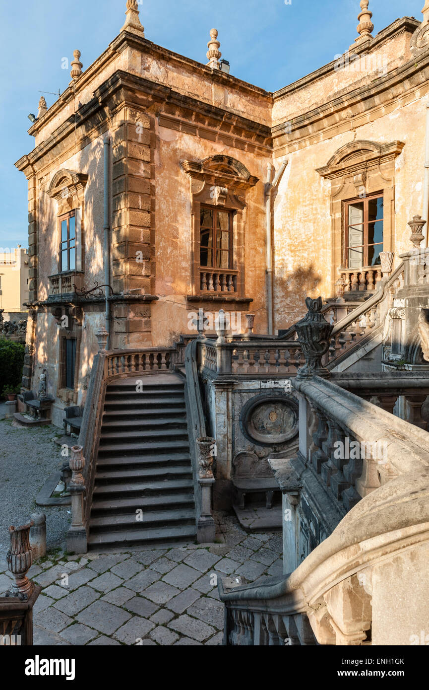 La villa Palagonia, Bagheria, Palerme, Sicile, Italie. Une villa de style baroque construite en 1715 et célèbre pour ses nombreuses statues nain grotesque Banque D'Images