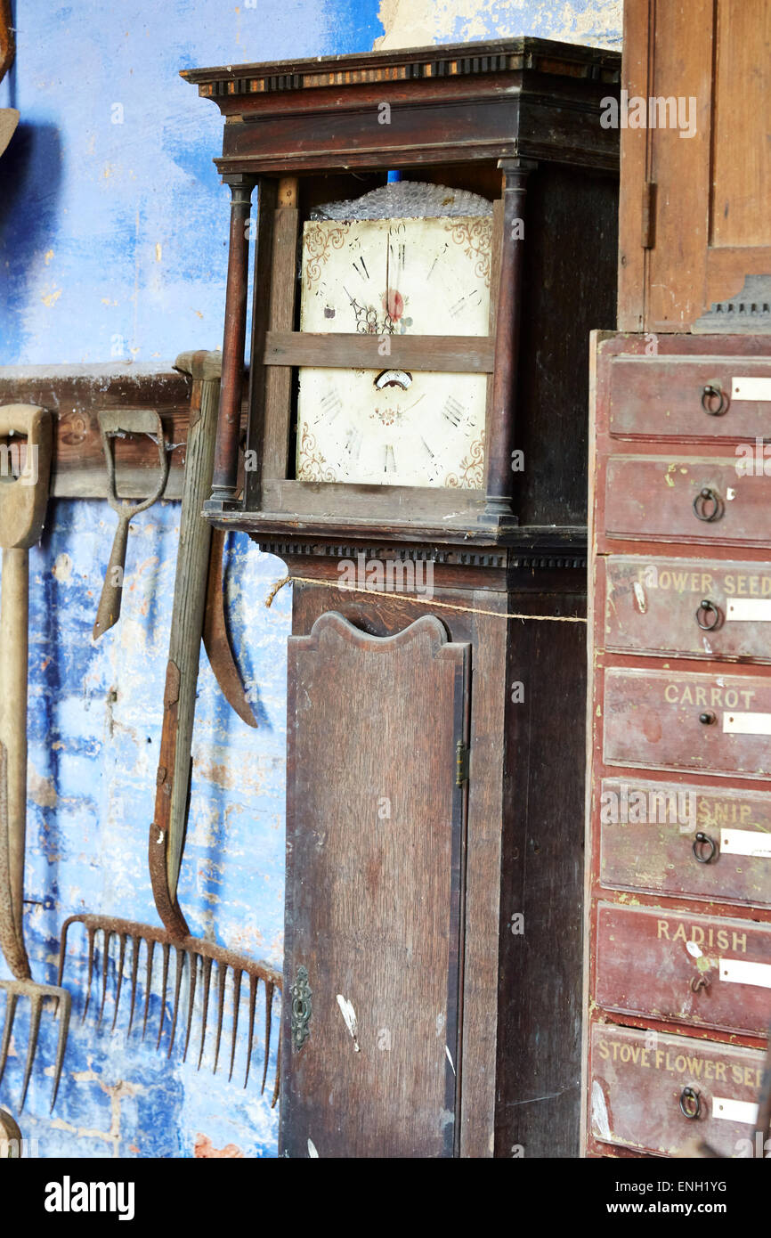 Ancien coffret bois horloge sur l'affichage à l'Calke Abbey, Derbyshire, Angleterre. Banque D'Images