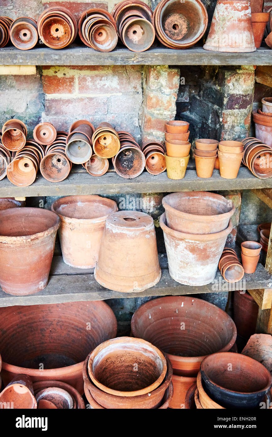Sélection de diverses tailles de pots en terre cuite à Calke Abbey, Derbyshire, Angleterre, Royaume-Uni. Banque D'Images