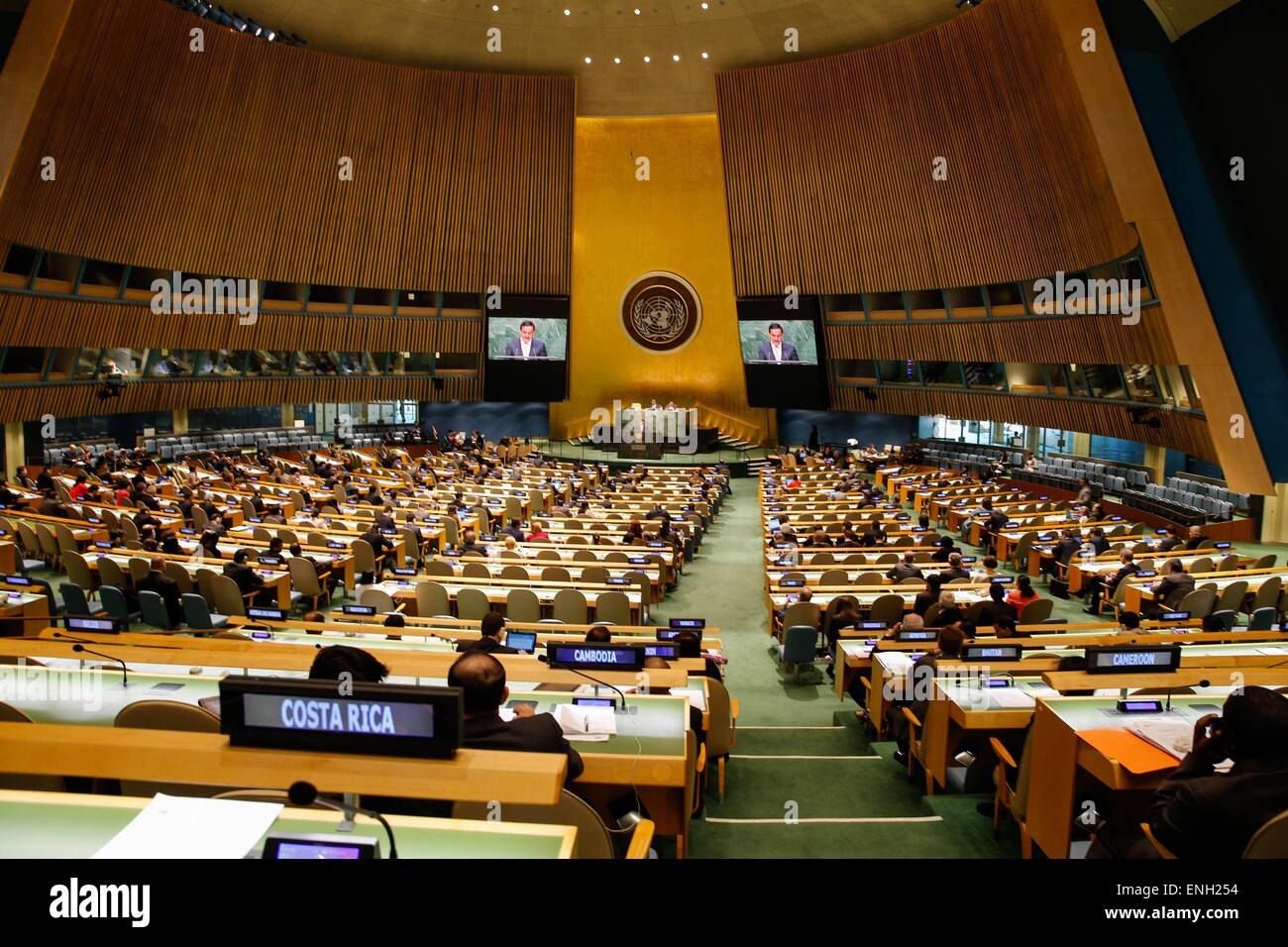 New York, USA. 5 mai, 2015. USA. 5 mai, 2015. Photo prise le 5 mai 2015 affiche l'ASSEMBLÉE GÉNÉRALE DES NATIONS UNIES La réunion spéciale pour commémorer toutes les victimes de la DEUXIÈME GUERRE MONDIALE, au siège des Nations Unies à New York. Une Assemblée Générale des Nations Unies (GA) réunion spéciale le coup d'ici mardi pour commémorer les victimes de la Seconde Guerre mondiale. Credit : Muzi Li/Xinhua/Alamy Live News Banque D'Images