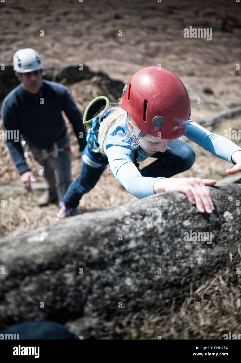 Une jeune fille d'escalade sur Stanage Edge dans le Peak District Banque D'Images