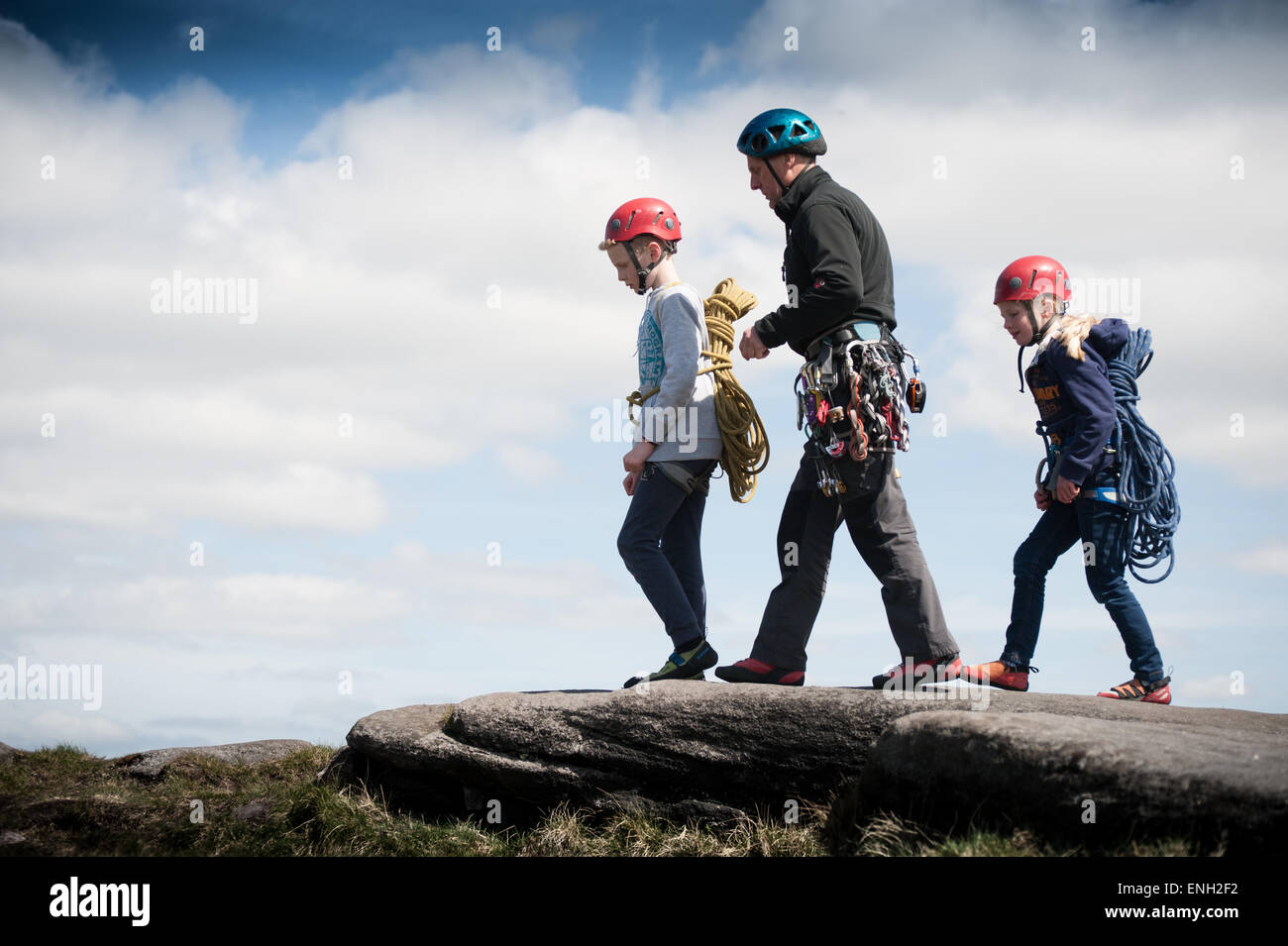 Deux jeunes grimpeurs et leur instructeur sur Stanage Edge dans le Peak District Banque D'Images