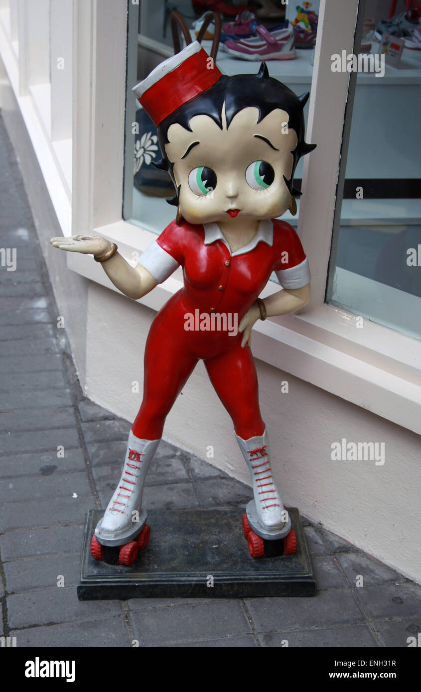 Figurine de Betty Boop en tant que serveuse de roller sur la rue principale de Clonakilty, dans le comté de Cork Banque D'Images
