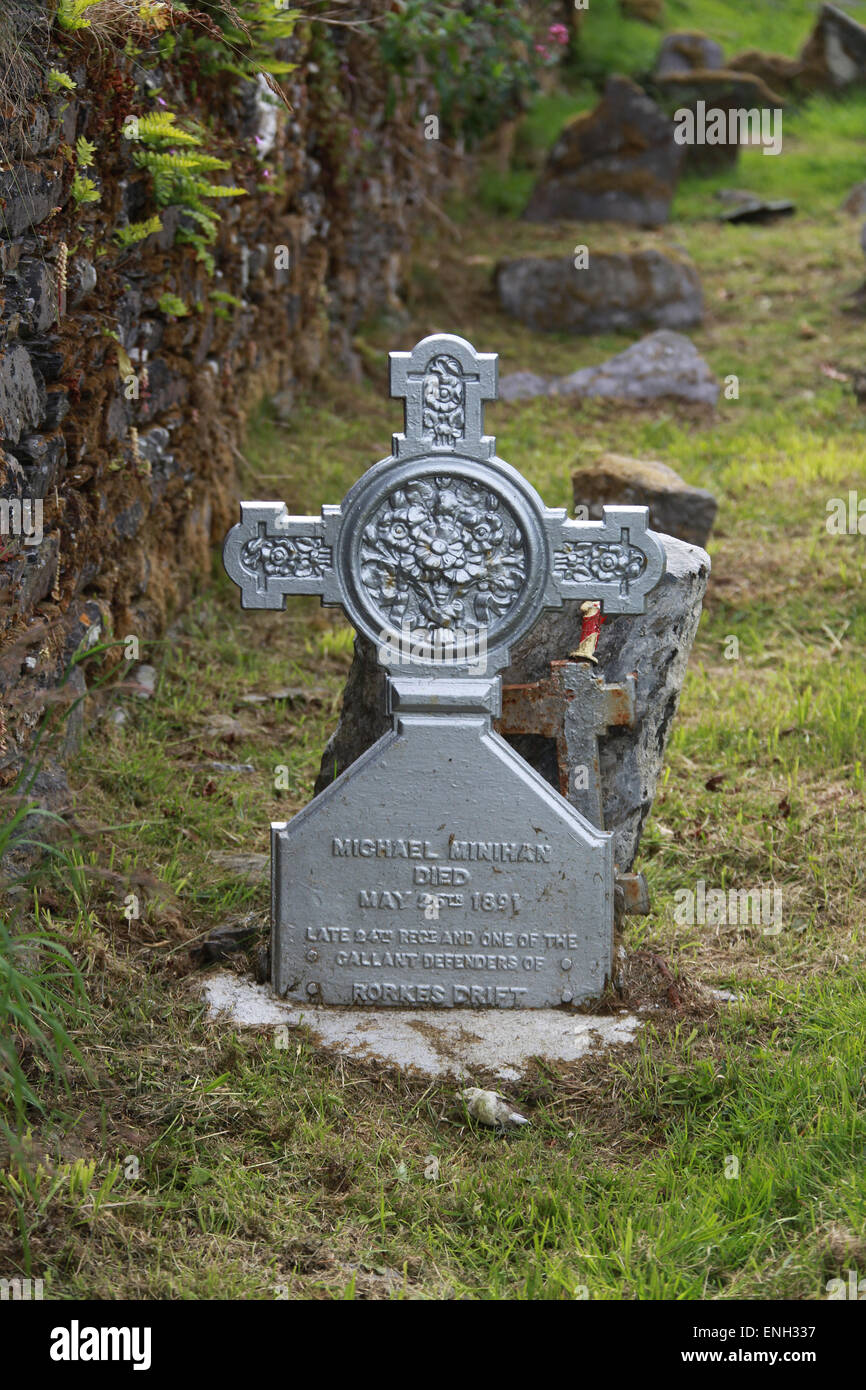 Tombe de Michael Minihan à St Barrahane cimetière en Castletownsend qui était un défenseur courageux à Rorkes Drift Banque D'Images