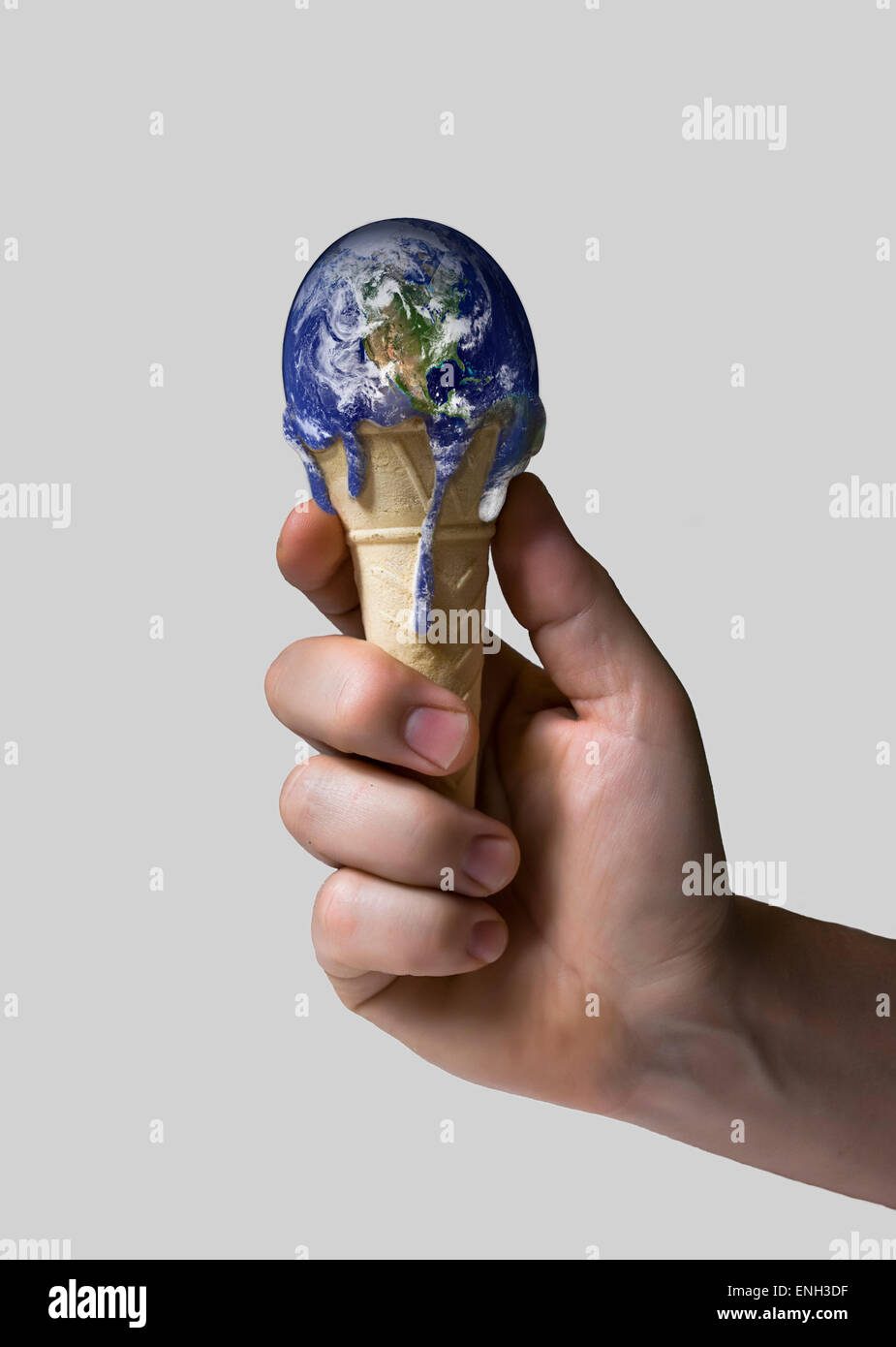 La crème glacée dans la main de la terre Banque D'Images