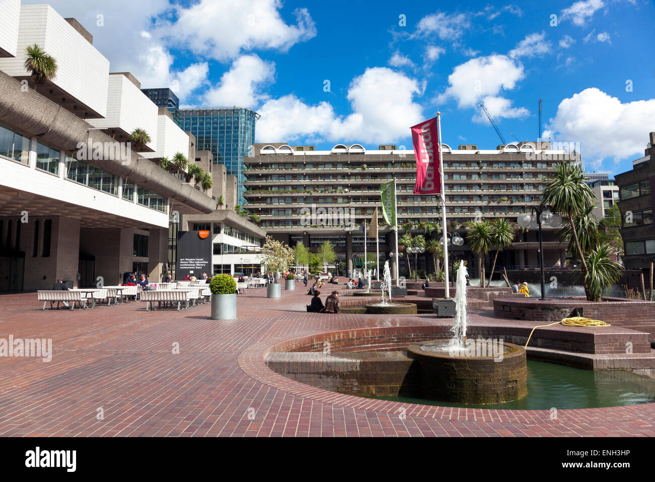 Terrasse au bord du lac en face de Barbican Centre dans le domaine de Barbican, Londres, Royaume-Uni Banque D'Images