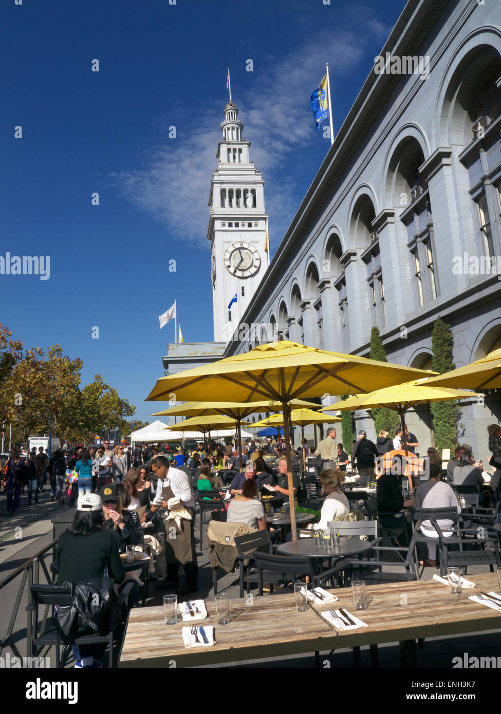 TABLES EN TERRASSE PAVÉ ANIMÉ DINERS en plein air au restaurant Ferry Building et bar en terrasse Embarcadero San Francisco California USA Banque D'Images