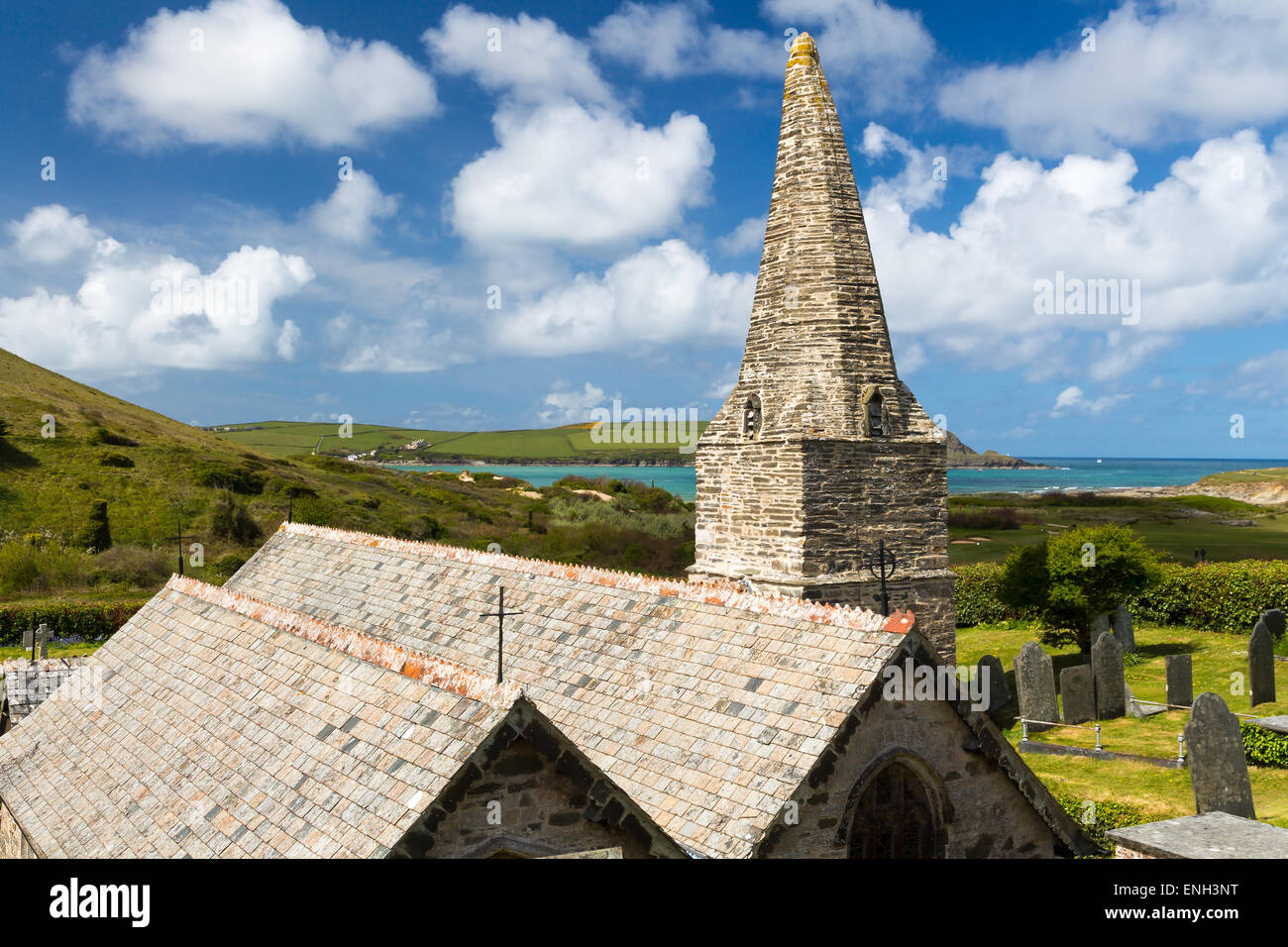 Le 12e siècle l'église St Enodoc Trebetherick, lieu de repos de poète officiel Sir John Betjeman. Angleterre Cornwall Banque D'Images