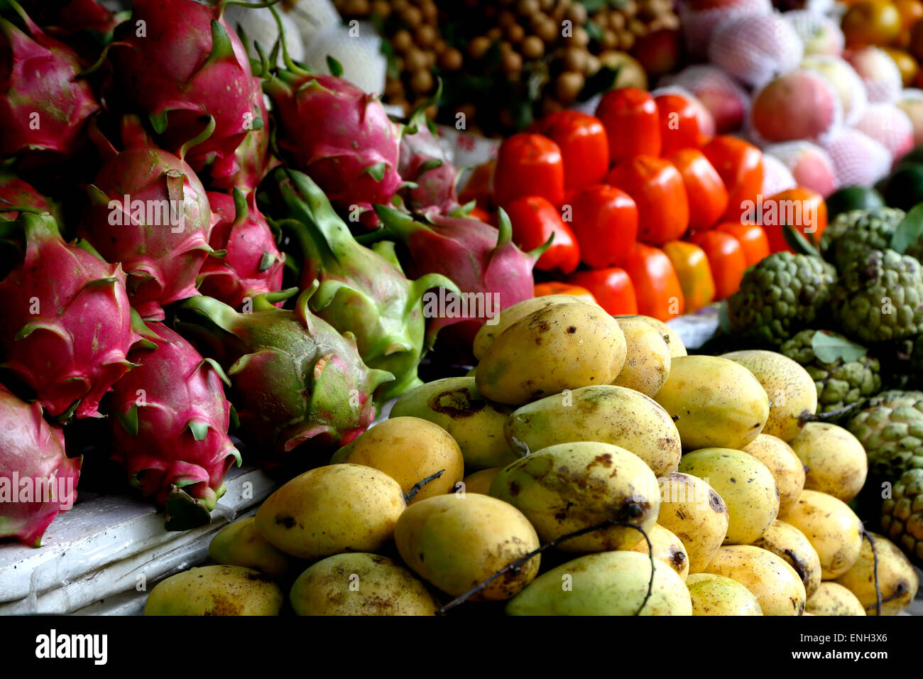 Fruits colorés, Marché Central, Hoi An, Vietnam Banque D'Images