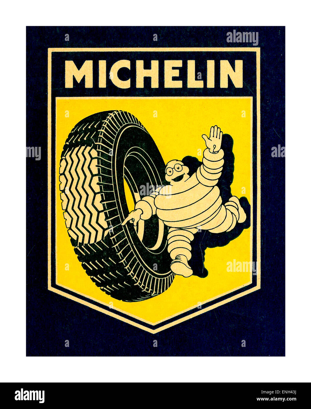 Vintage poster pour les pneus Michelin avec Bibendum exécutant avec pneu de voiture en pointant sur l'empreinte de contact de la bande de roulement Banque D'Images