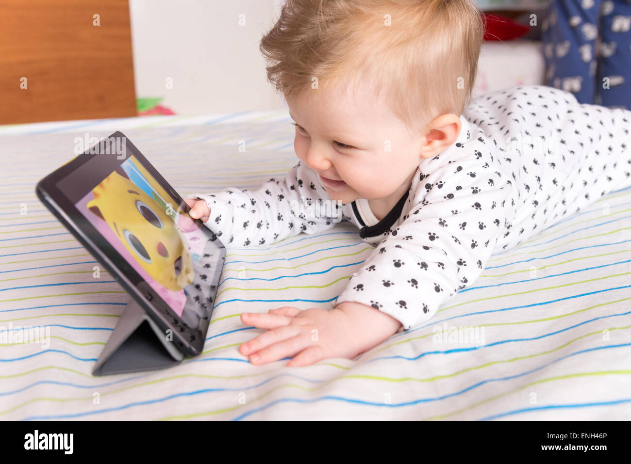 A L Age De Six Mois Bebe Comptines Regarder Sur Youtube Sur Un Ipad Photo Stock Alamy
