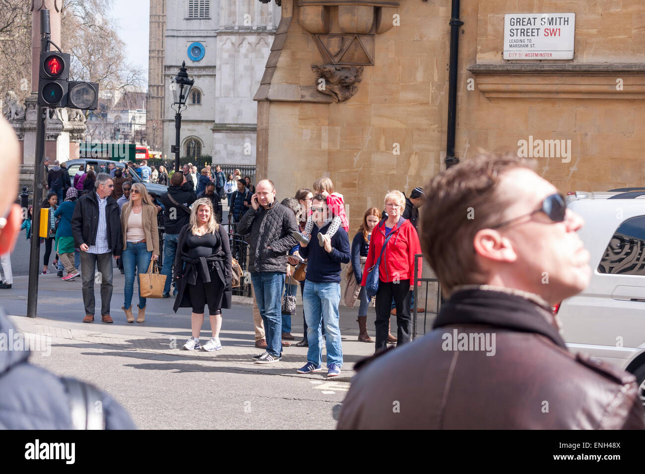 Les piétons en attente sur le côté opposé de la route Banque D'Images