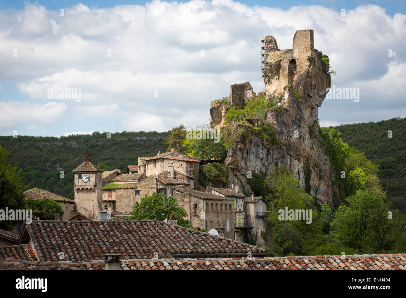 Le Château de Penne et le village fortifié de Penne, construit sur une colline, dans la région Midi-Pyrénées en France Banque D'Images