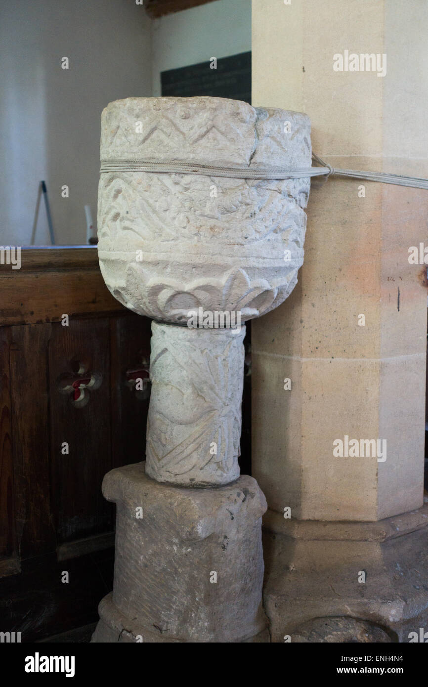 12ème siècle en pierre font avec tige circulaire dans l'église de St Brendan, Brendon, North Devon Banque D'Images