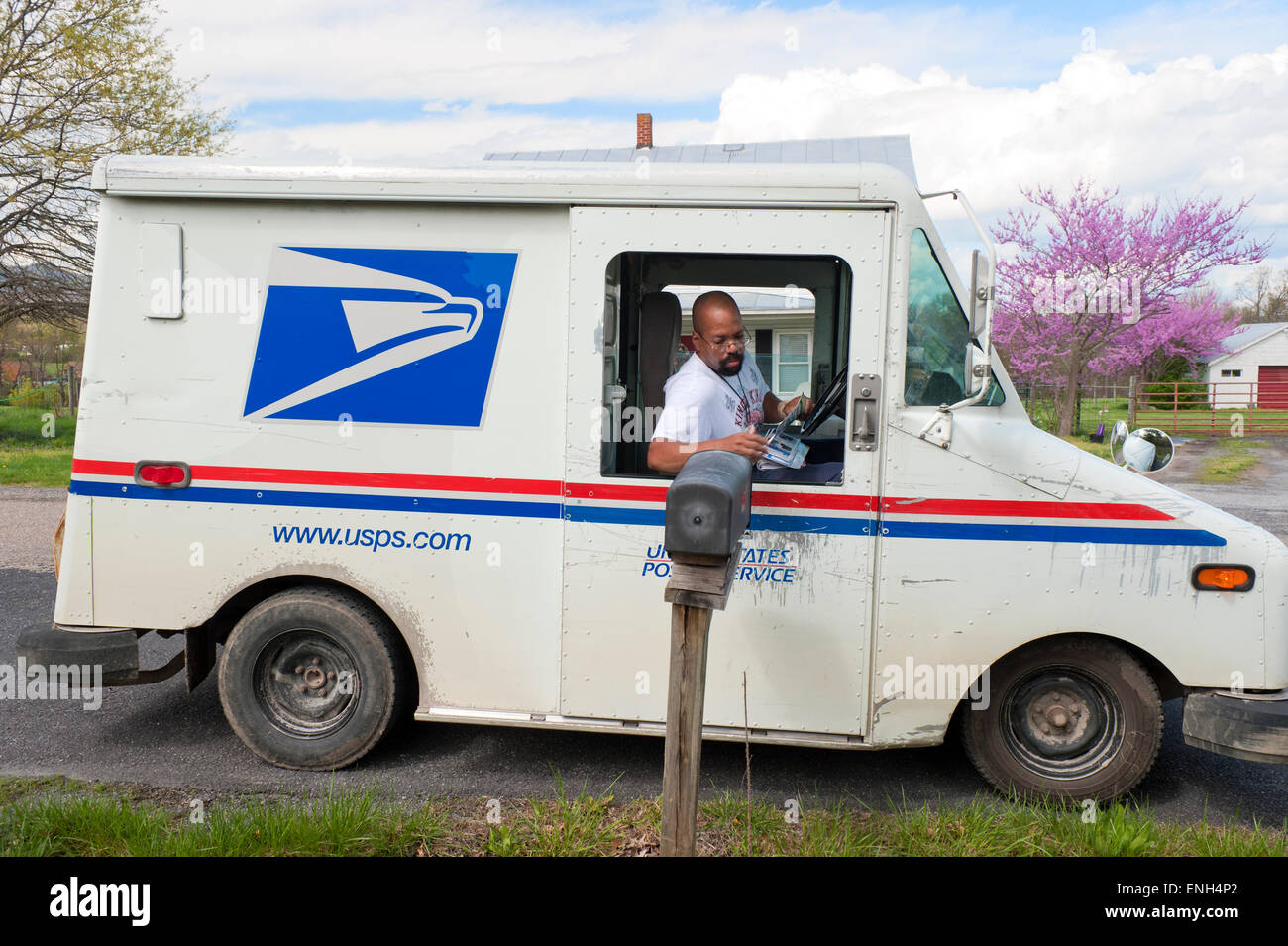 Mailman USPS livraison du courrier à domicile en milieu rural un boîte aux lettres. Banque D'Images