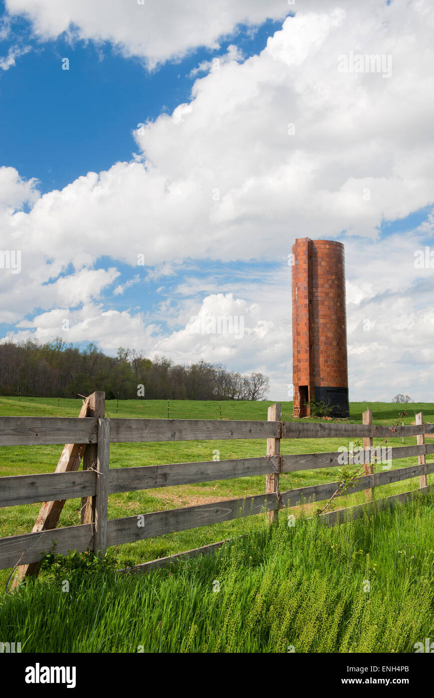 Vieille tuile inutilisée en silo vallée de Shenandoah, en Virginie, USA. Les silos de tuiles ont été construites pour la plupart au cours des années 1920, dans toutes les régions rurales du Nord. Banque D'Images