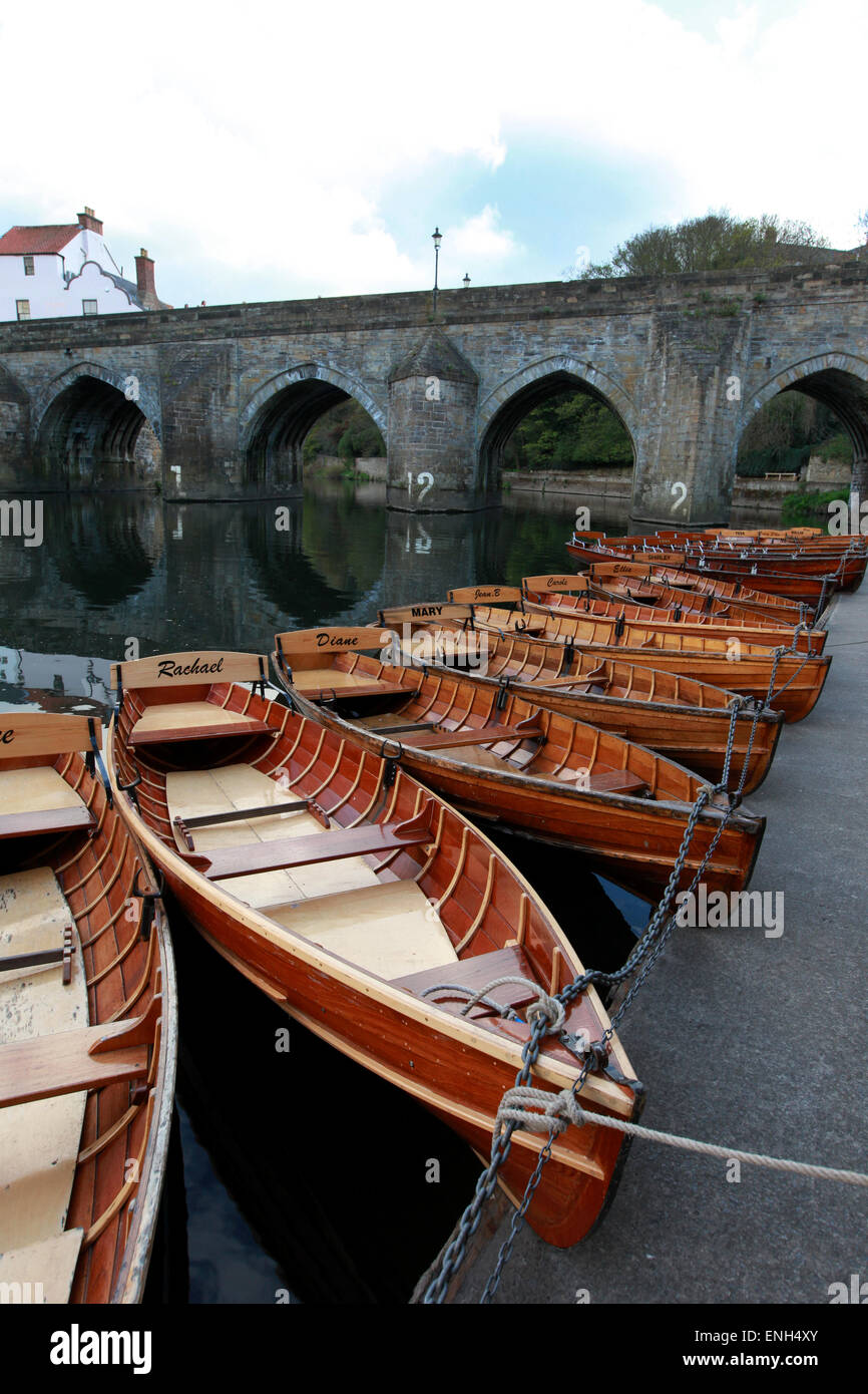 Barques en bois tradition sur la rivière de l'usure avec Elvet Bridge en arrière-plan à Durham Banque D'Images