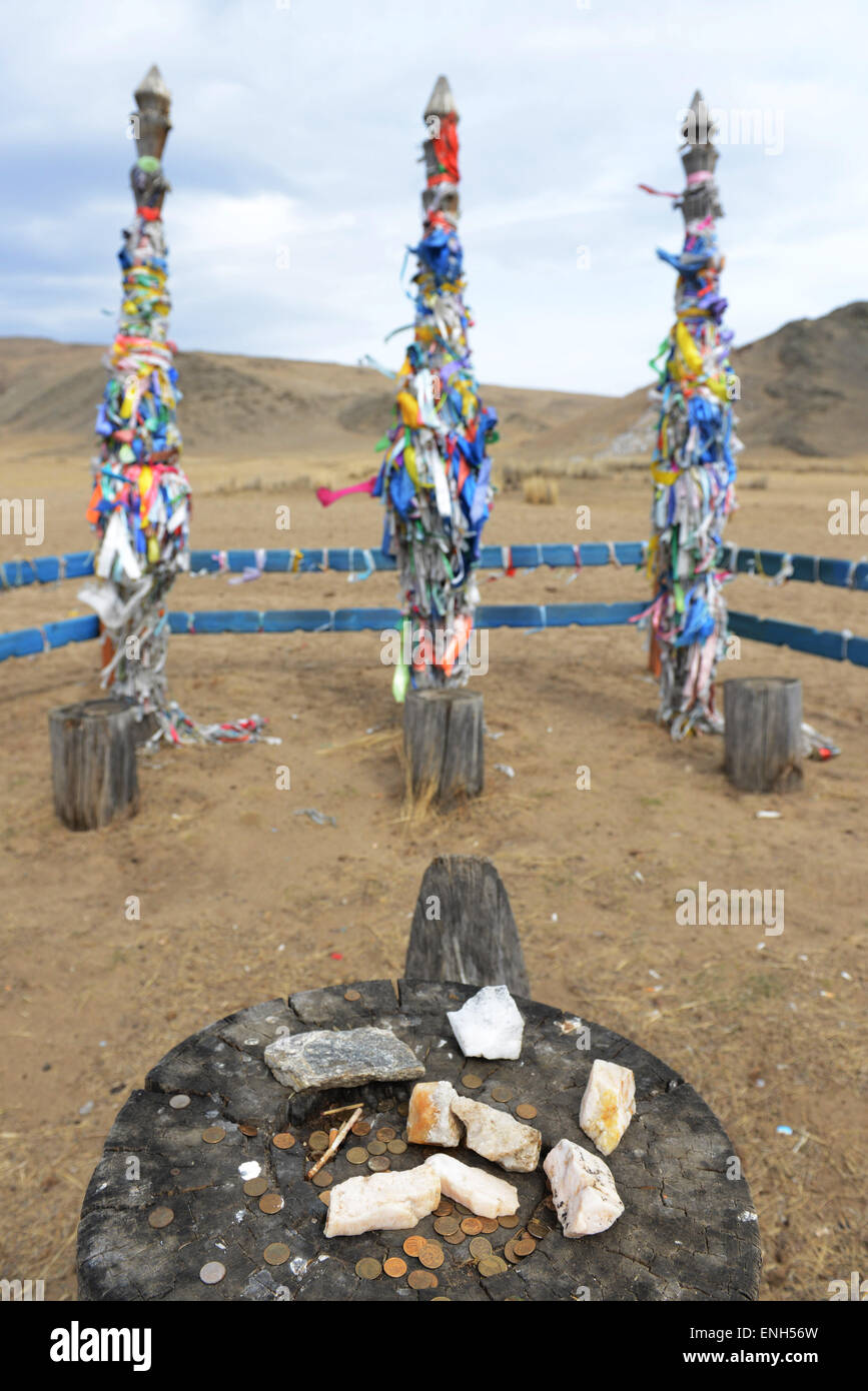 Poteaux en bois avec des rubans colorés (important dans le chamanisme) dans une petite zone de cérémonie chamanique dans la région de Baïkal. Banque D'Images