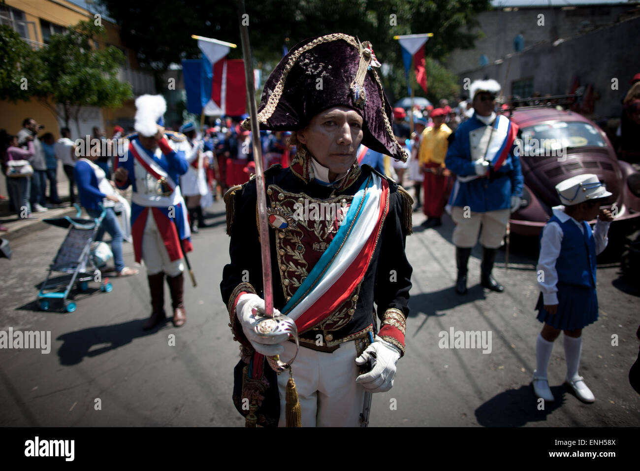 La ville de Mexico, Mexique. 5 mai, 2015. Un homme prend part à une cérémonie organisée pour marquer le 153e anniversaire de la bataille de Puebla, au Penon de los Banos, à Mexico, capitale du Mexique, le 5 mai 2015. La bataille de Puebla a eu lieu entre les troupes françaises et les forces mexicaines le 5 mai 1862 au Penon de los Banos hill, au nord-est de la ville de Mexico. Crédit : Pedro Mera/Xinhua/Alamy Live News Banque D'Images