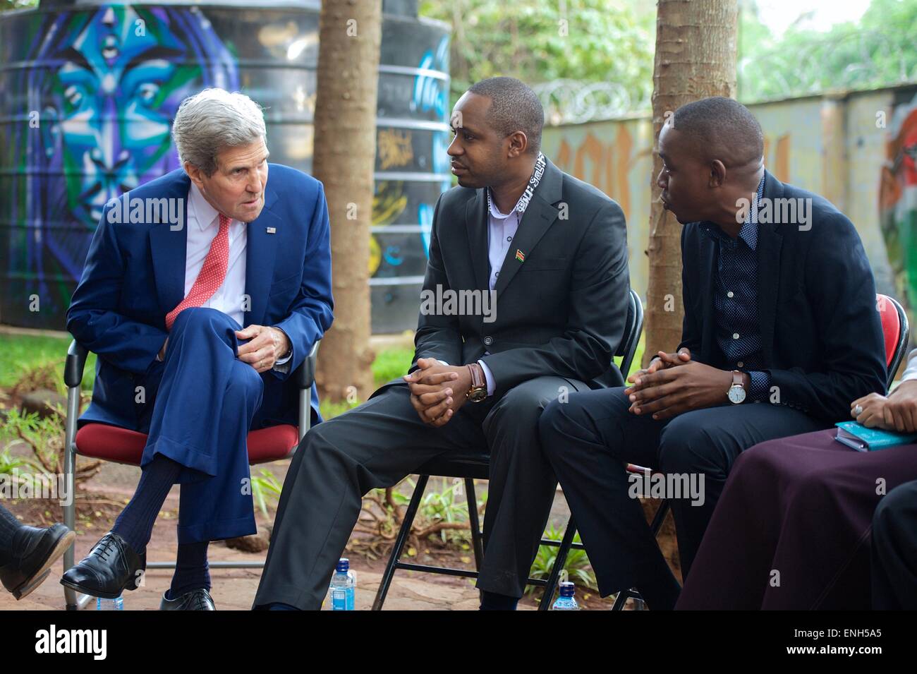 Nairobi, Kenya. 5 mai, 2015. Le secrétaire d'Etat américain John Kerry à l'écoute des représentants de groupes de la société civile kenyane lors d'une rencontre à l'PAWA 254 art haven 5 mai 2015 à Nairobi, au Kenya. Banque D'Images