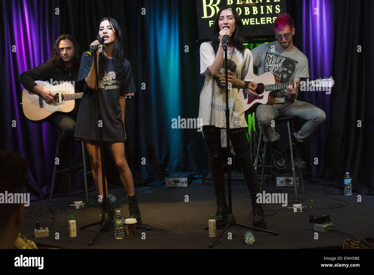 Philadelphie, Pennsylvanie, USA. 5 mai, 2015. Les Veronicas, LISA et ORIGILASSO ORIGILASSO JESSICA, un duo pop australienne de Brisbane, Australie. visité Mix 106.1 FM IHeart performance studio pour un mini concert et d'entrevue devant un public et d'un streaming en ligne de crédit public : Ricky Fitchett/ZUMA/Alamy Fil Live News Banque D'Images