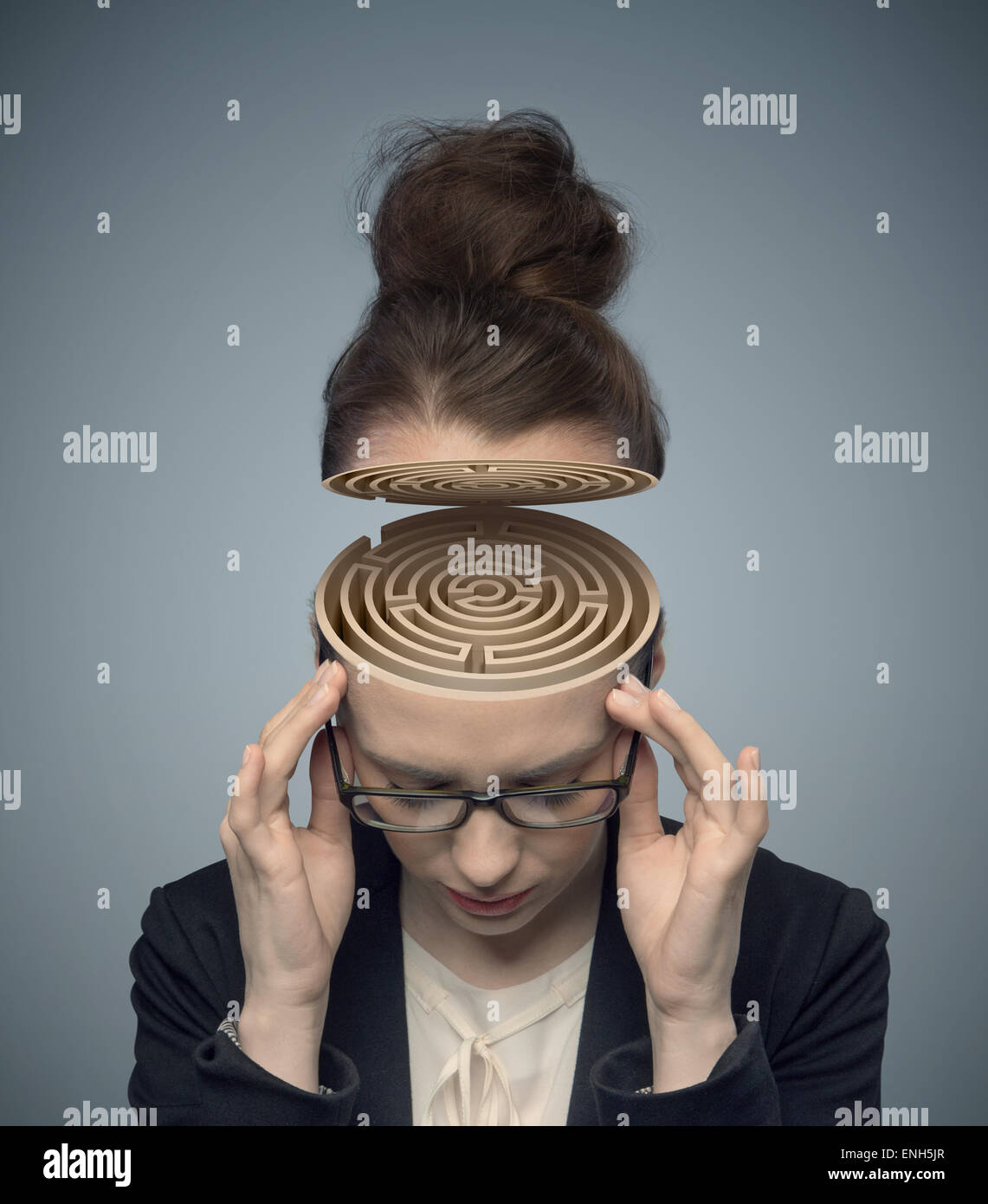 Image conceptuelle d'un labyrinthe dans le cerveau de la femme Banque D'Images