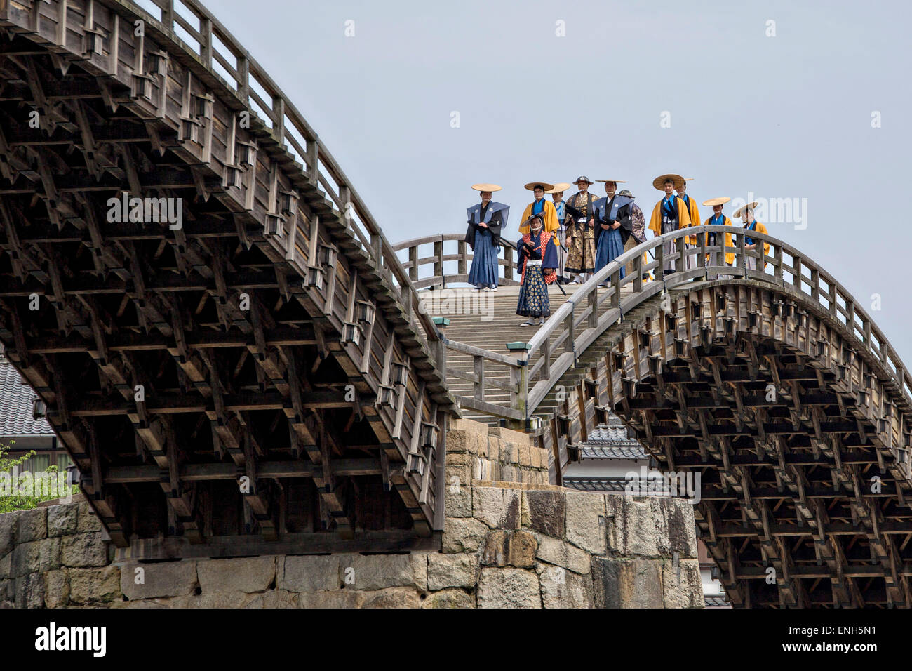 Les hommes japonais habillé en costume traditionnel d'époque prennent part à une procession qui reenacts le retour du daimyo et son entourage de la capitale du Japon au cours de l'Assemblée annuelle du Pont Kintai kyo le 29 avril, 2015 Festival à Iwakuni, Yamaguchi, Japon. Banque D'Images