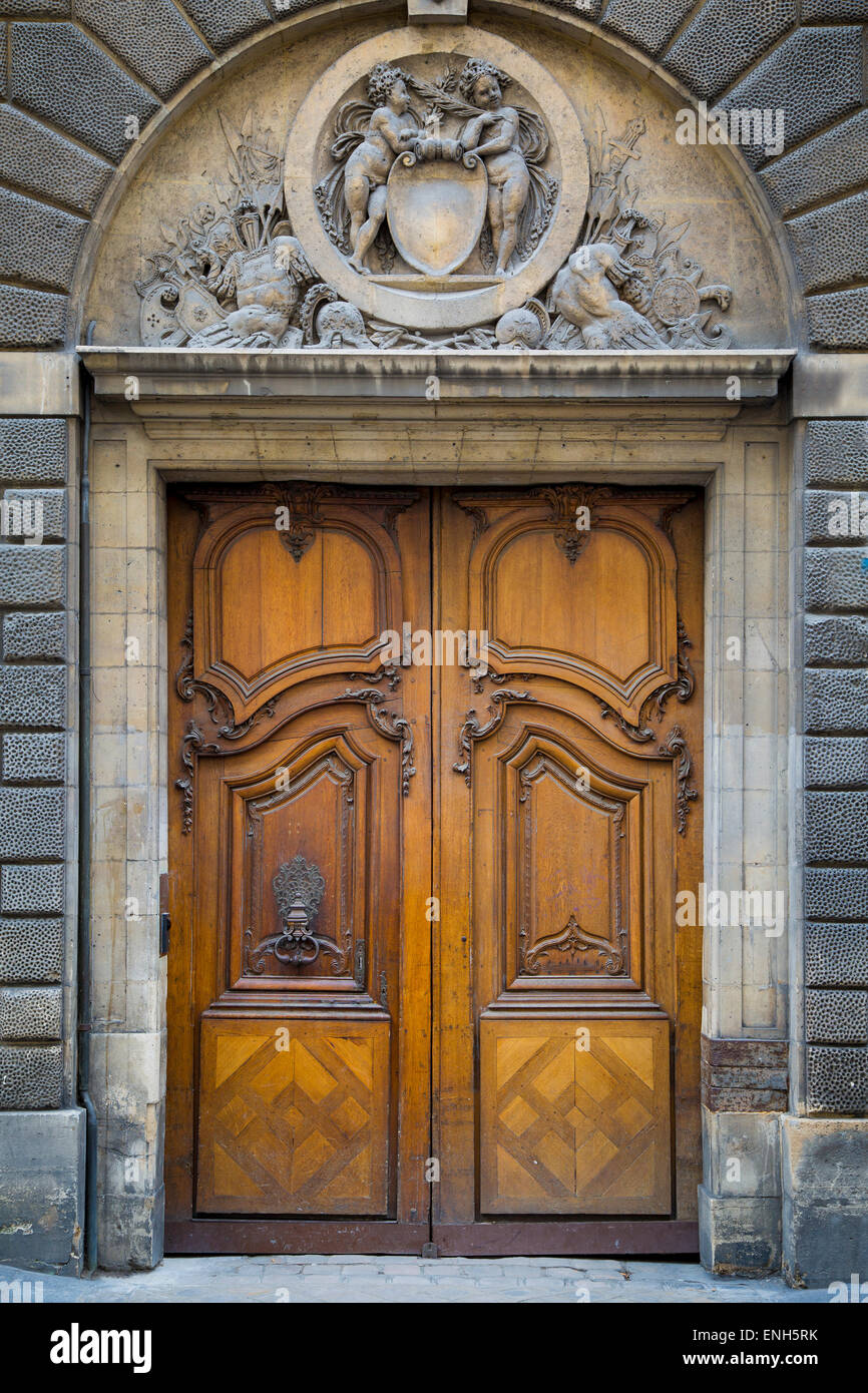 Portes en bois à double entrée à l'hôtel Carnavalet - maintenant l'histoire de France Musée, les Marais, Paris, France Banque D'Images