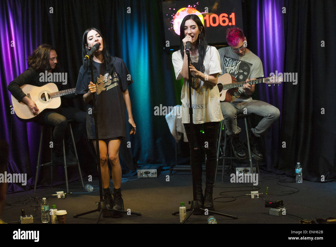 Philadelphie, Pennsylvanie, USA. 5 mai, 2015. Les Veronicas, LISA et ORIGILASSO ORIGILASSO JESSICA, un duo pop australienne de Brisbane, Australie. visité Mix 106.1 FM IHeart performance studio pour un mini concert et d'entrevue devant un public et d'un streaming en ligne de crédit public : Ricky Fitchett/ZUMA/Alamy Fil Live News Banque D'Images