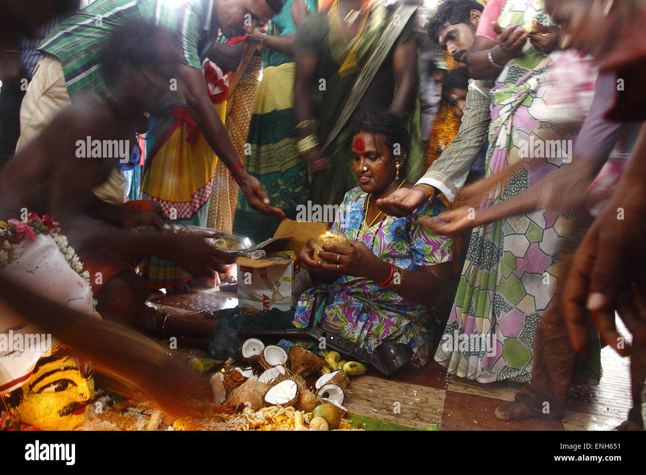 Villupuram, Inde. Le 05 mai, 2015. Effectuer un transsexuel le rituel pendant le mariage avec Lord Aravan mardi à Koothandavar Koovagam, temple dans le Tamil Nadu. © Shashi Sharma/Pacific Press/Alamy Live News Banque D'Images