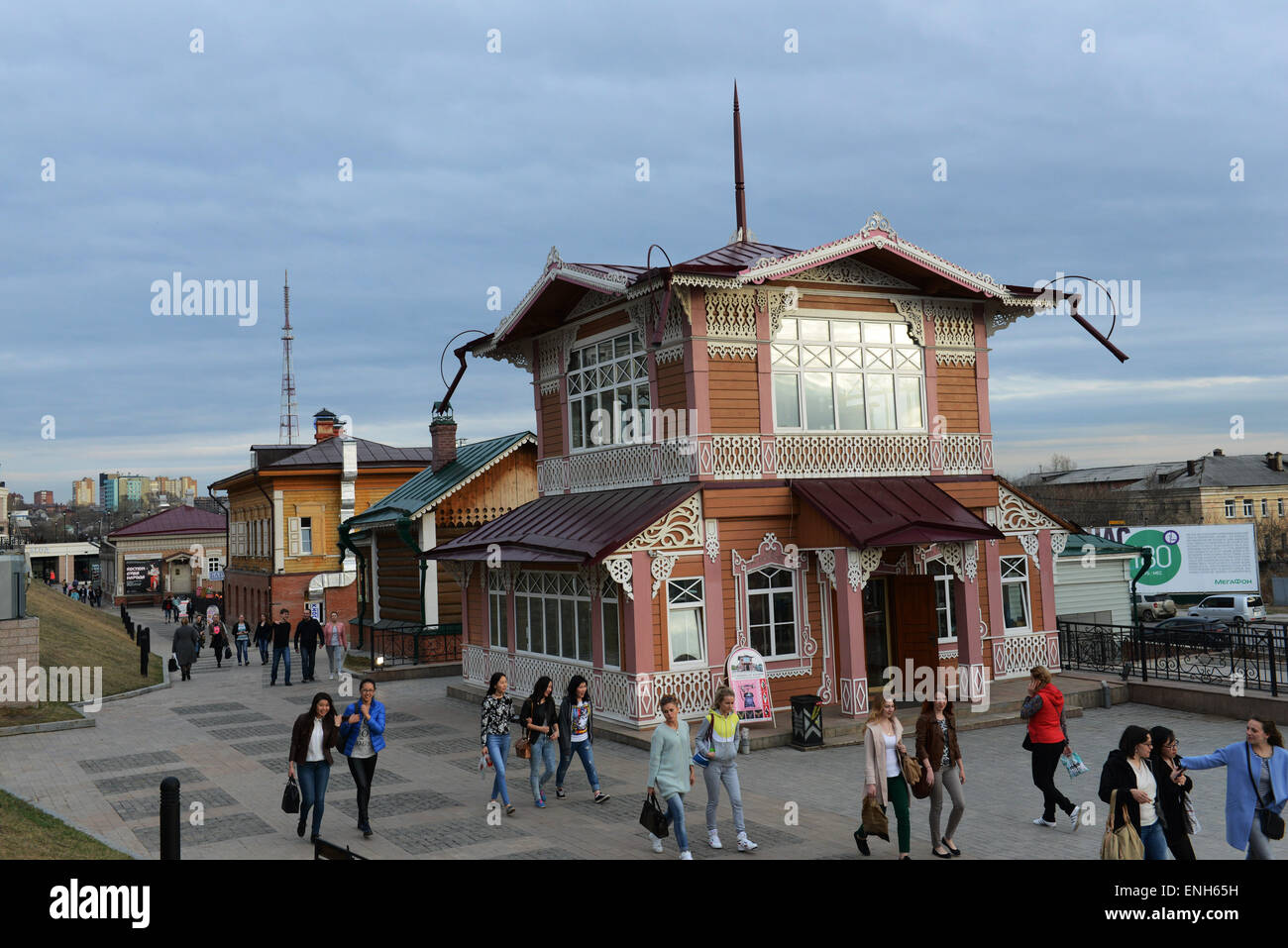 Kvartal 130 est la plus populaire d'Irkoutsk de divertissement. Restaurants, clubs et bars situé à vieux maisons traditionnelle russe. Banque D'Images