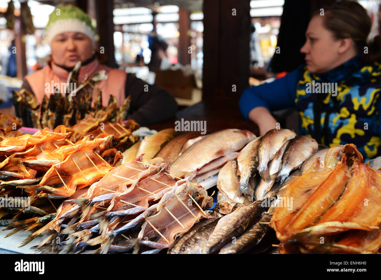 Fédération de marchands vendant le célèbre poisson Omul fumé à Listvianka au bord du lac Baïkal. Banque D'Images