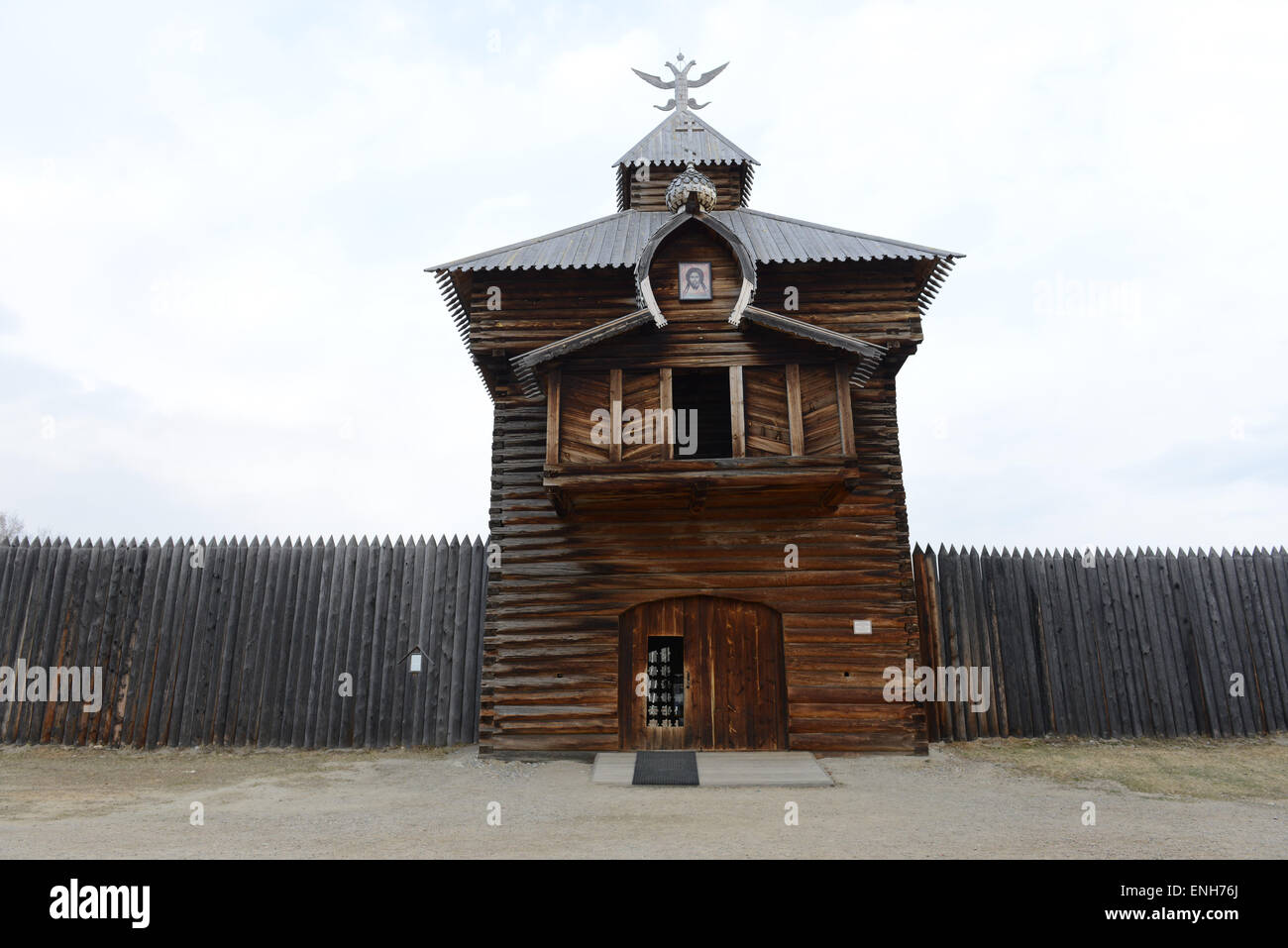 Vieilles maisons en bois de Sibérie traditionnel dans le musée en plein air Taltsy près de Irkoutsk. Banque D'Images