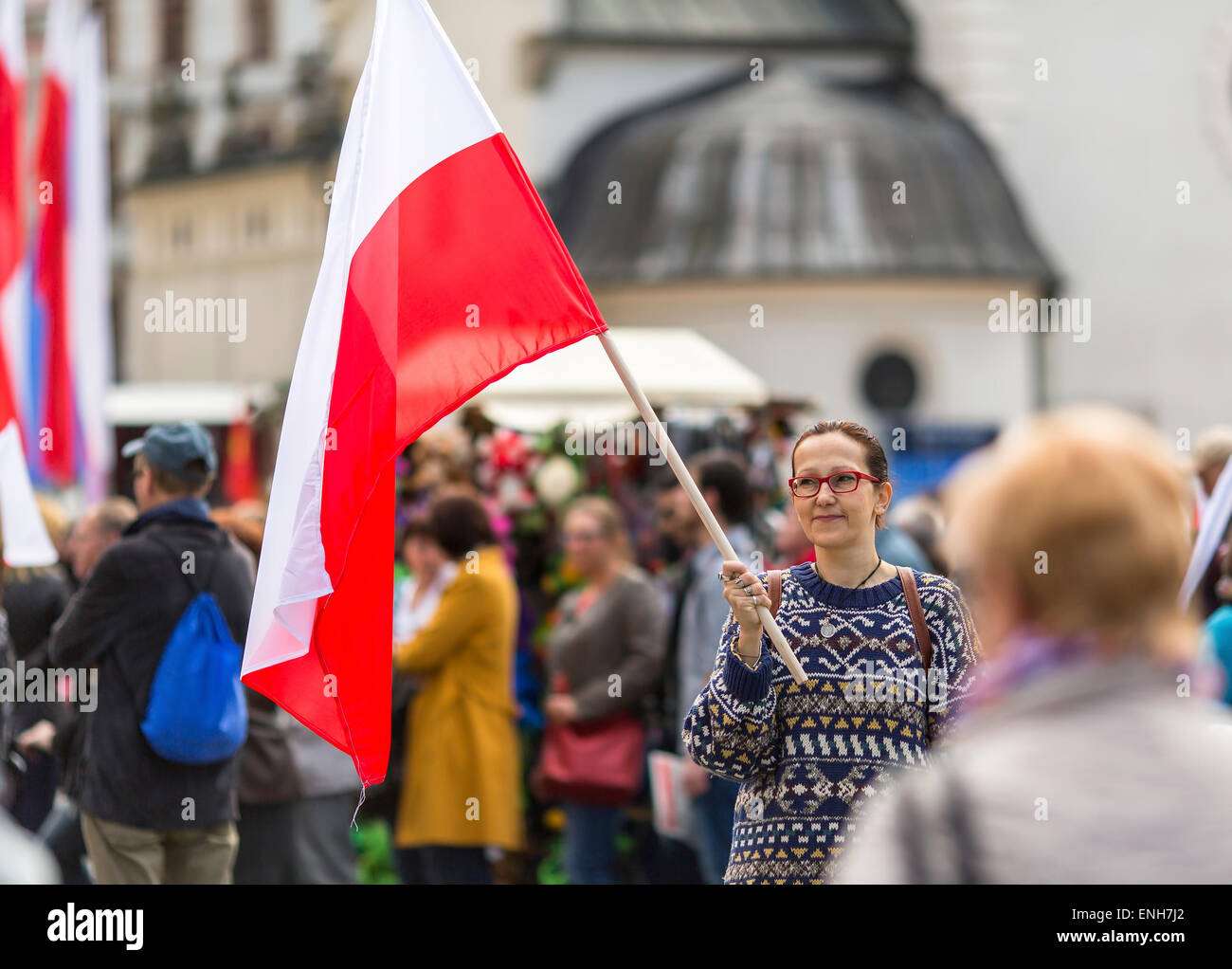 Jeune femme avec le drapeau polonais en la fête de la Constitution. Banque D'Images