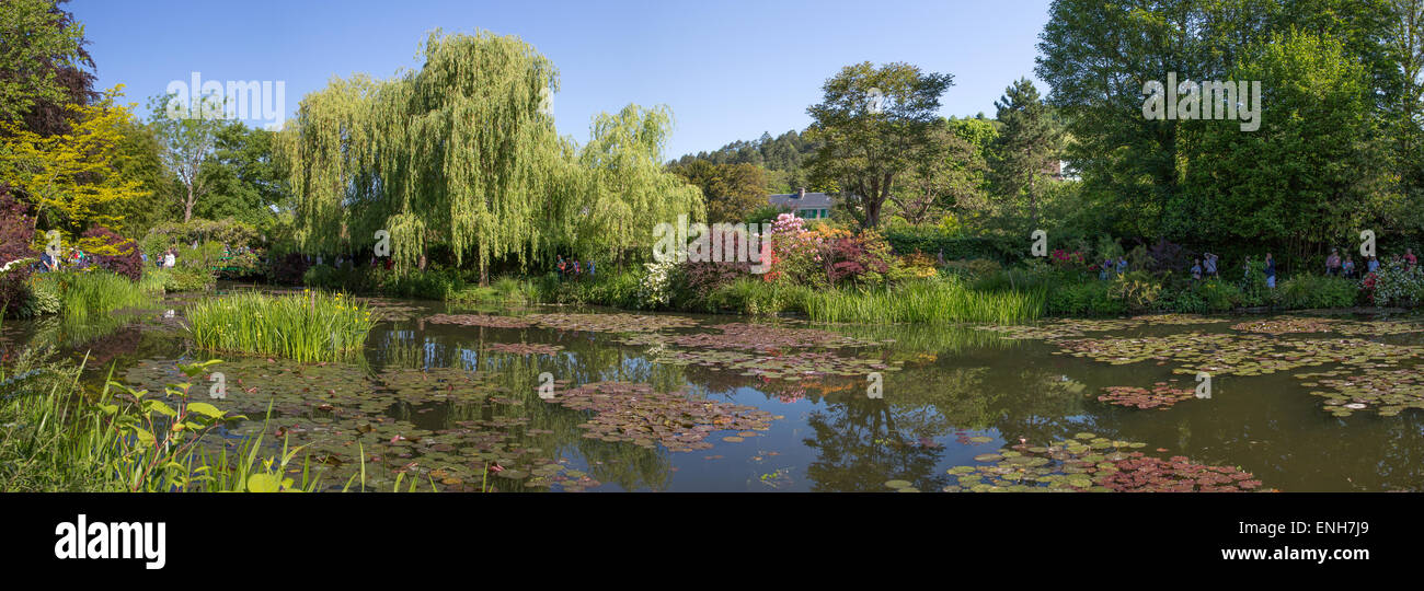 Vue panoramique sur les jardins paysagers des jardins de Monet à Giverny, France Banque D'Images