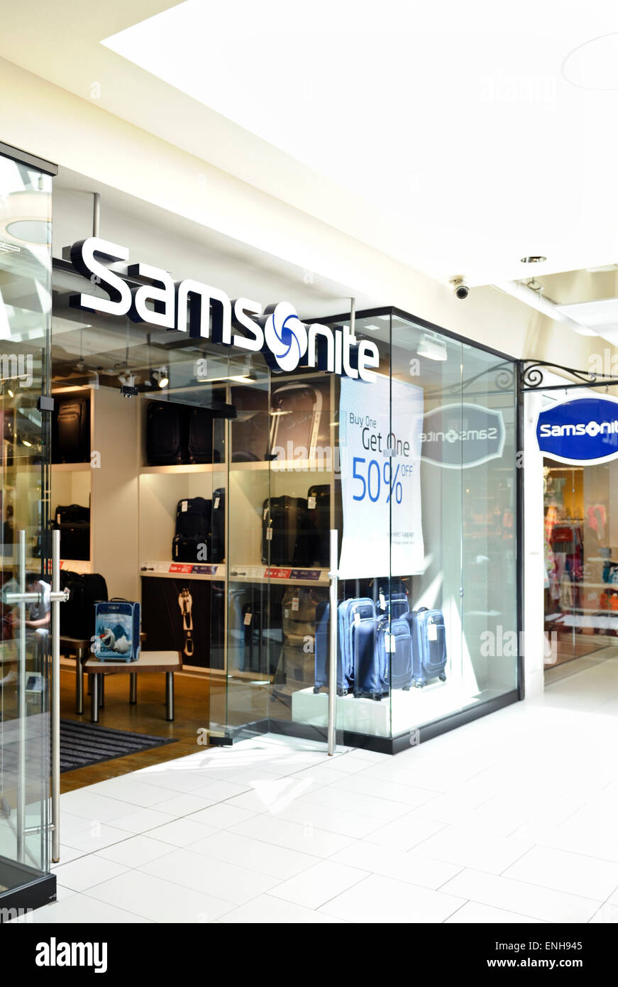 Samsonite luggage store Banque de photographies et d'images à haute  résolution - Alamy