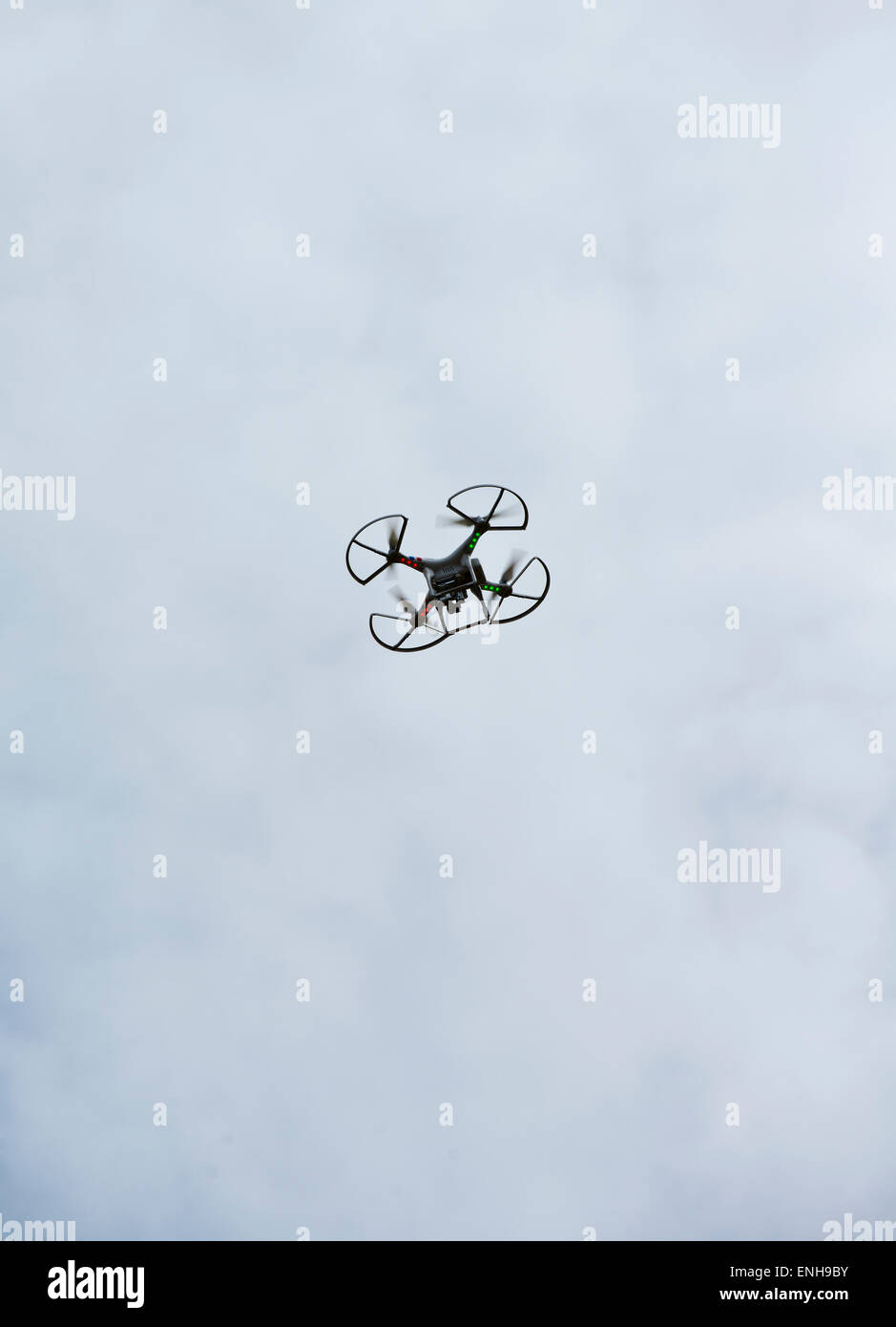 Caméra drone Quadcopter silhouetté contre le ciel gris spectaculaire Banque D'Images