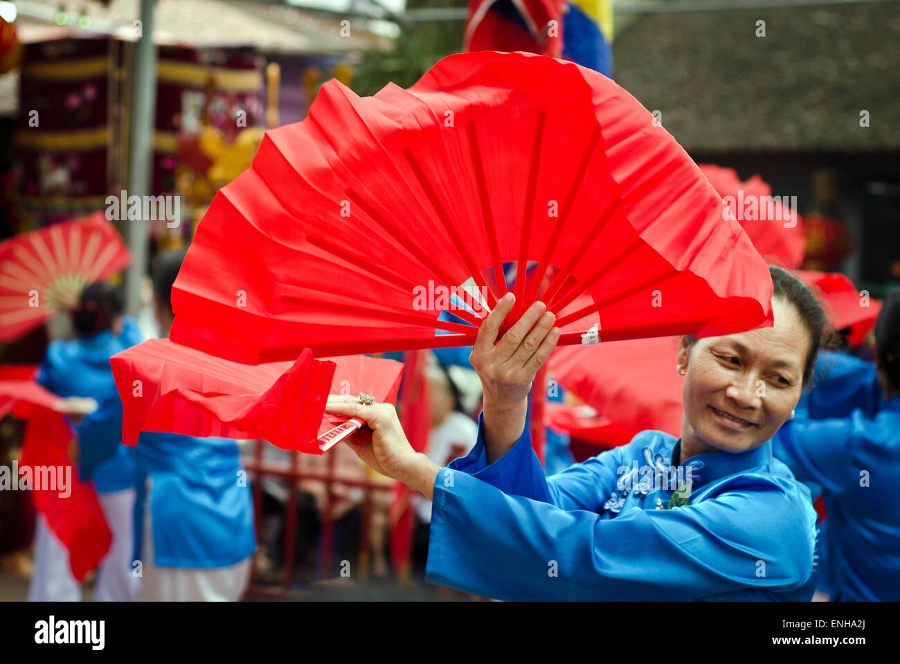 Femme dansant dans le temple pendant le festival , de Tu Liem, Hanoi, Vietnam. Banque D'Images