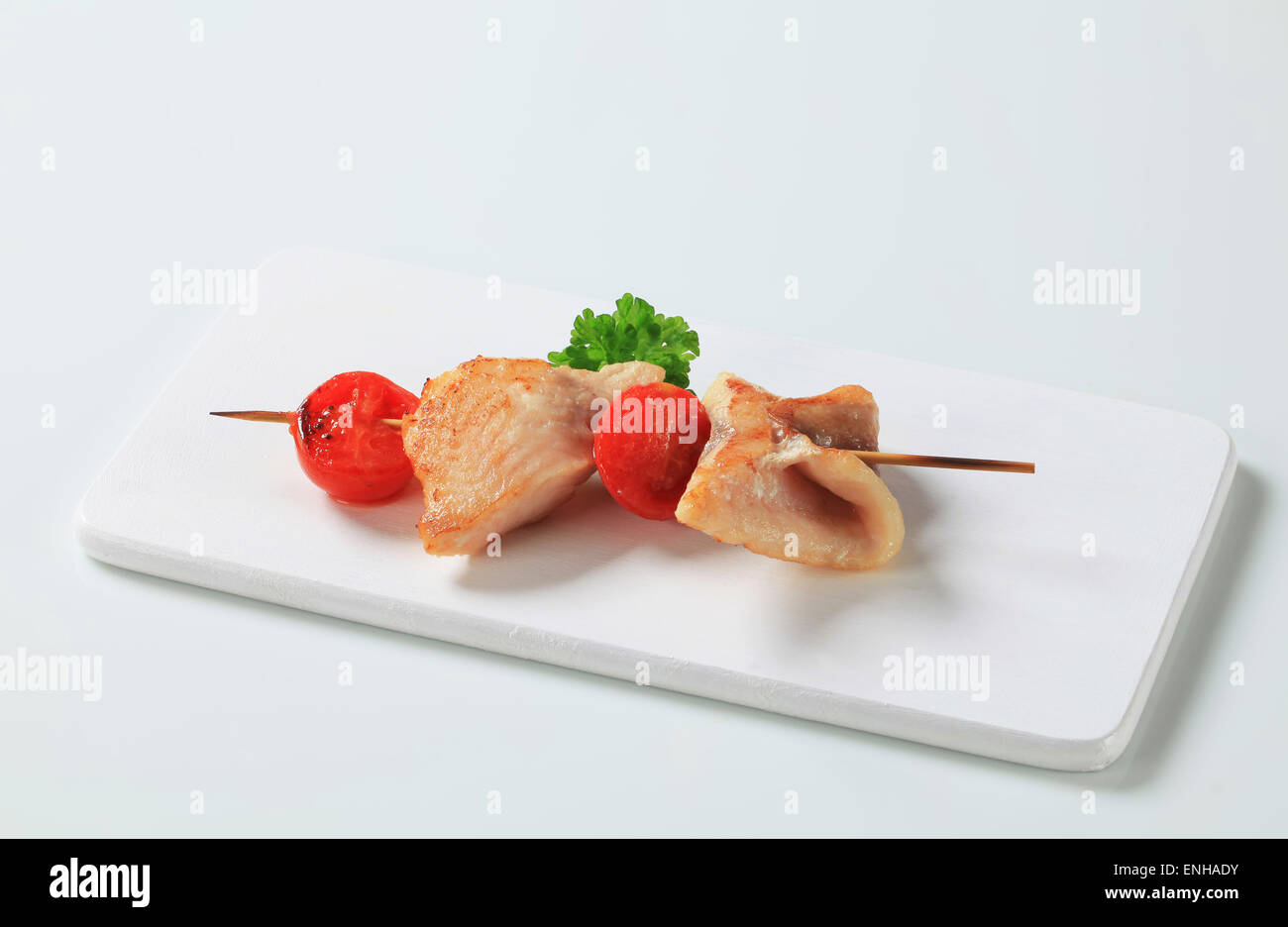 Brochette de poisson sur une planche à découper Banque D'Images