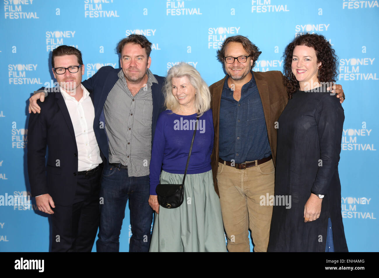 Sydney, Australie. 6 mai 2015. Sur la photo, de gauche à droite : Jonathan Duncan Ruben Guthrie (producteur exécutif), Brendan Cowell (Ruben Guthrie l'écrivain et réalisateur), Robyn Nevin (Ruben Guthrie - actrice Susan), Jeremy Sims (dernier Cab à Darwin Le directeur) et Kath Shelper (Ruben Guthrie producteur). Le 62e Festival du film de Sydney a été lancé à Barnet, Salle des douanes, 31, rue Alfred, Circular Quay. Crédit : Richard Milnes/Alamy Live News Banque D'Images