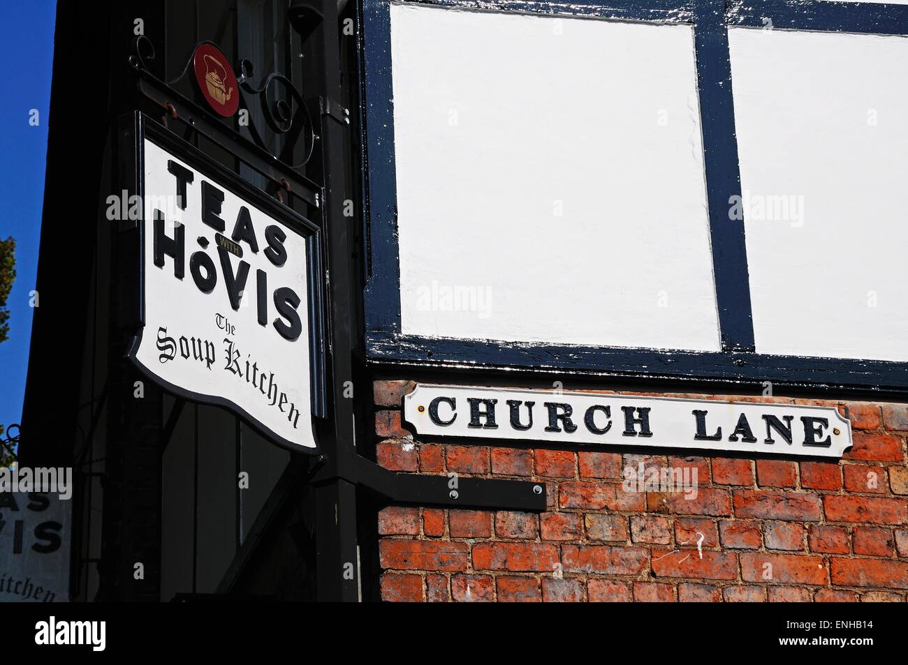 Un plateau avec une soupe populaire Hovis signe sur un mur le long de Church Lane, Stafford, Staffordshire, Angleterre, Royaume-Uni, Europe de l'Ouest. Banque D'Images