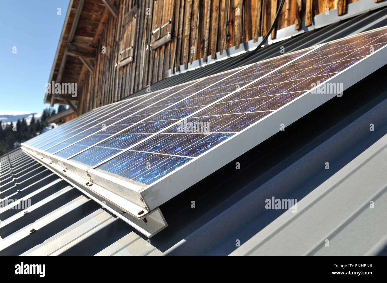 Des panneaux solaires sur le toit d'un refuge de montagne de zinc Banque D'Images