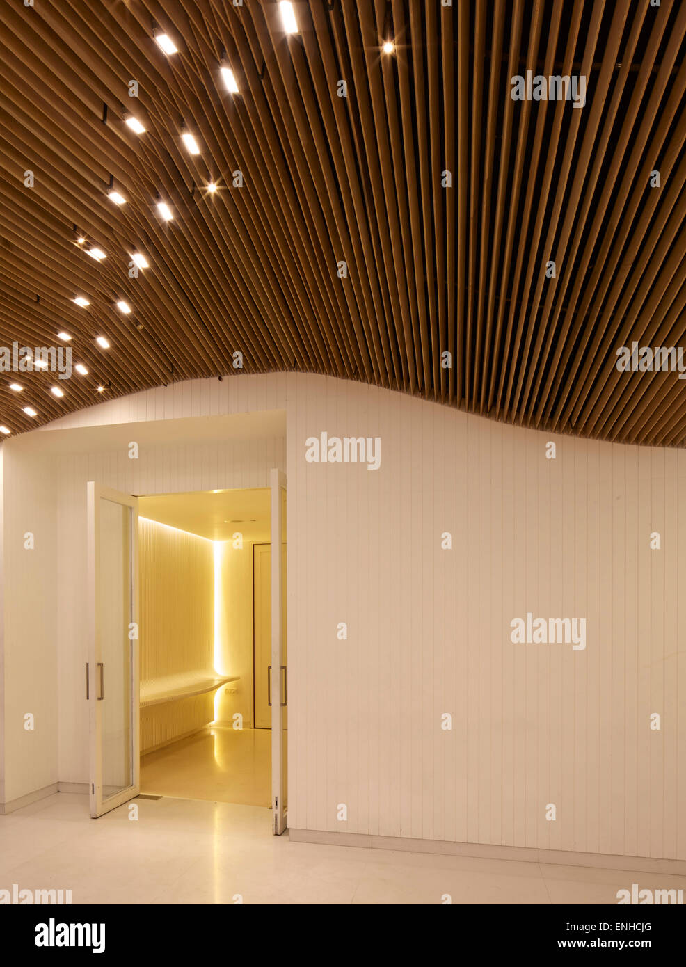 Event Hall vue vers l'entrée. Tote Bandra Restaurant, Mumbai, Inde. Architecte : SP +A, 2015. Banque D'Images Event Hall vue vers l'entrée. Tote Bandra Restaurant, Mumbai, Inde. Architecte : SP +A, 2015. Banque D'Images